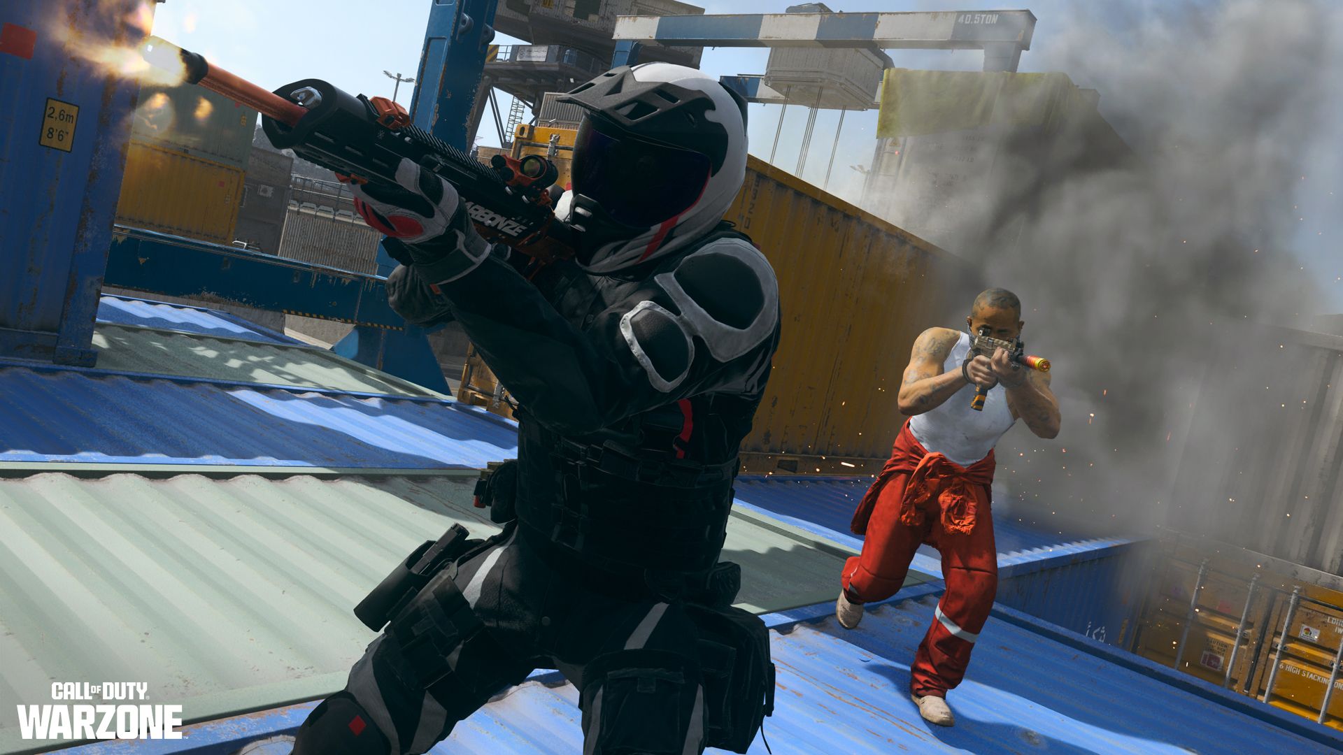 Modern Warfare 3 Warzone Duo luchando encima de un contenedor de envío