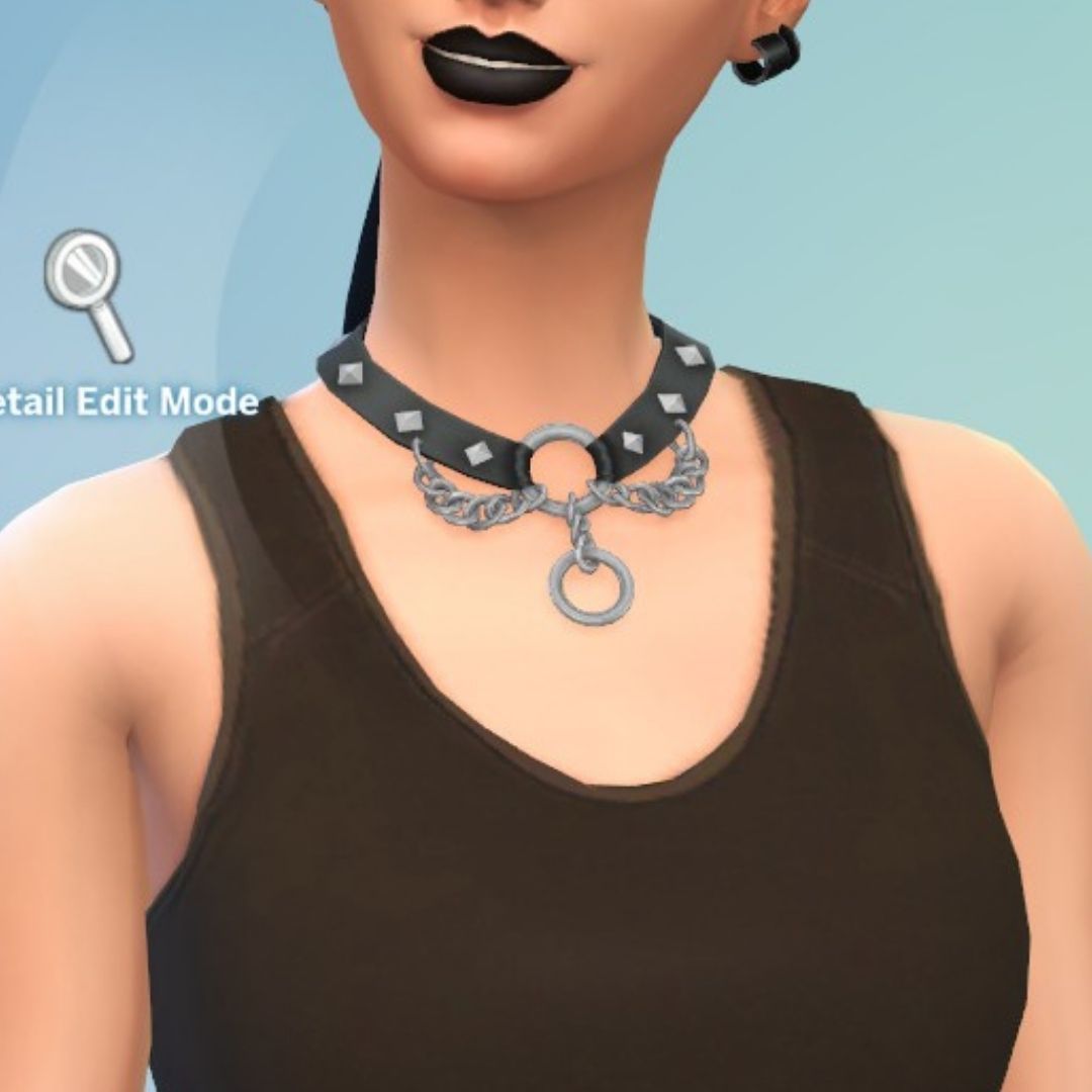 Sim con un collar de cadena en Sims 4 gótico en abundancia.