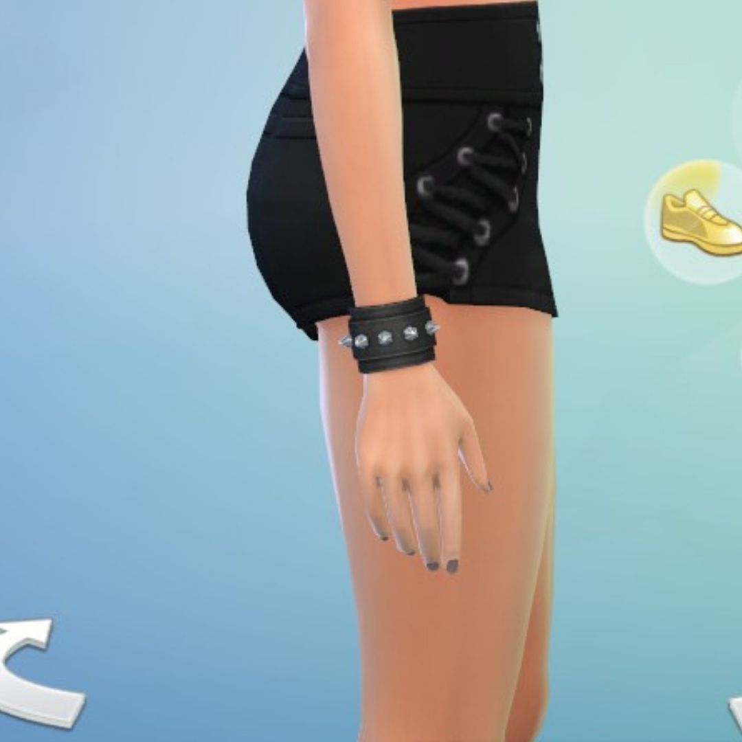 Sim con una pulsera con tachuelas en Sims 4 gótico en abundancia