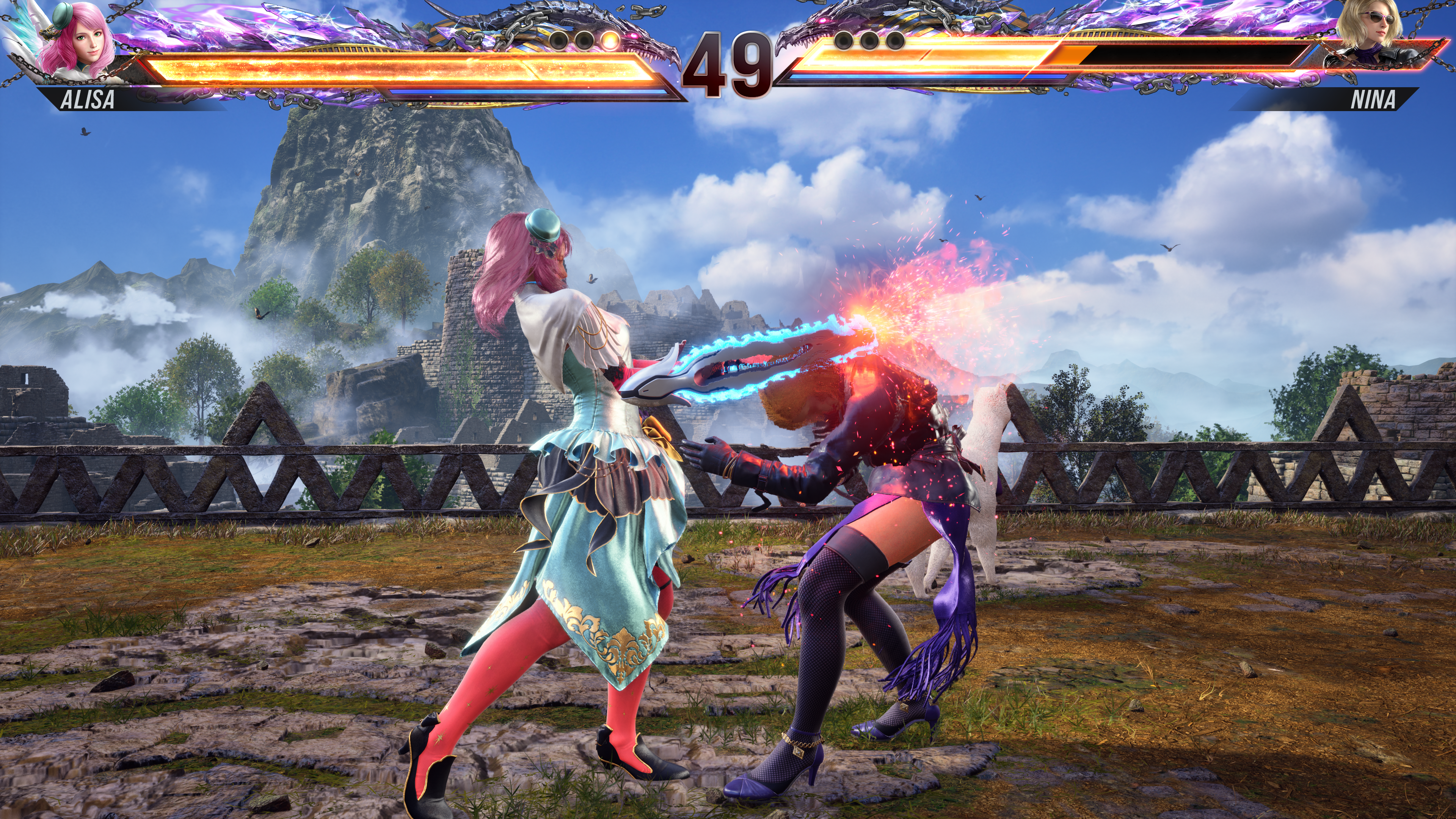Alisa ataca a Nina con sus motosierras mientras está en su postura de forma destructiva en Tekken 8.