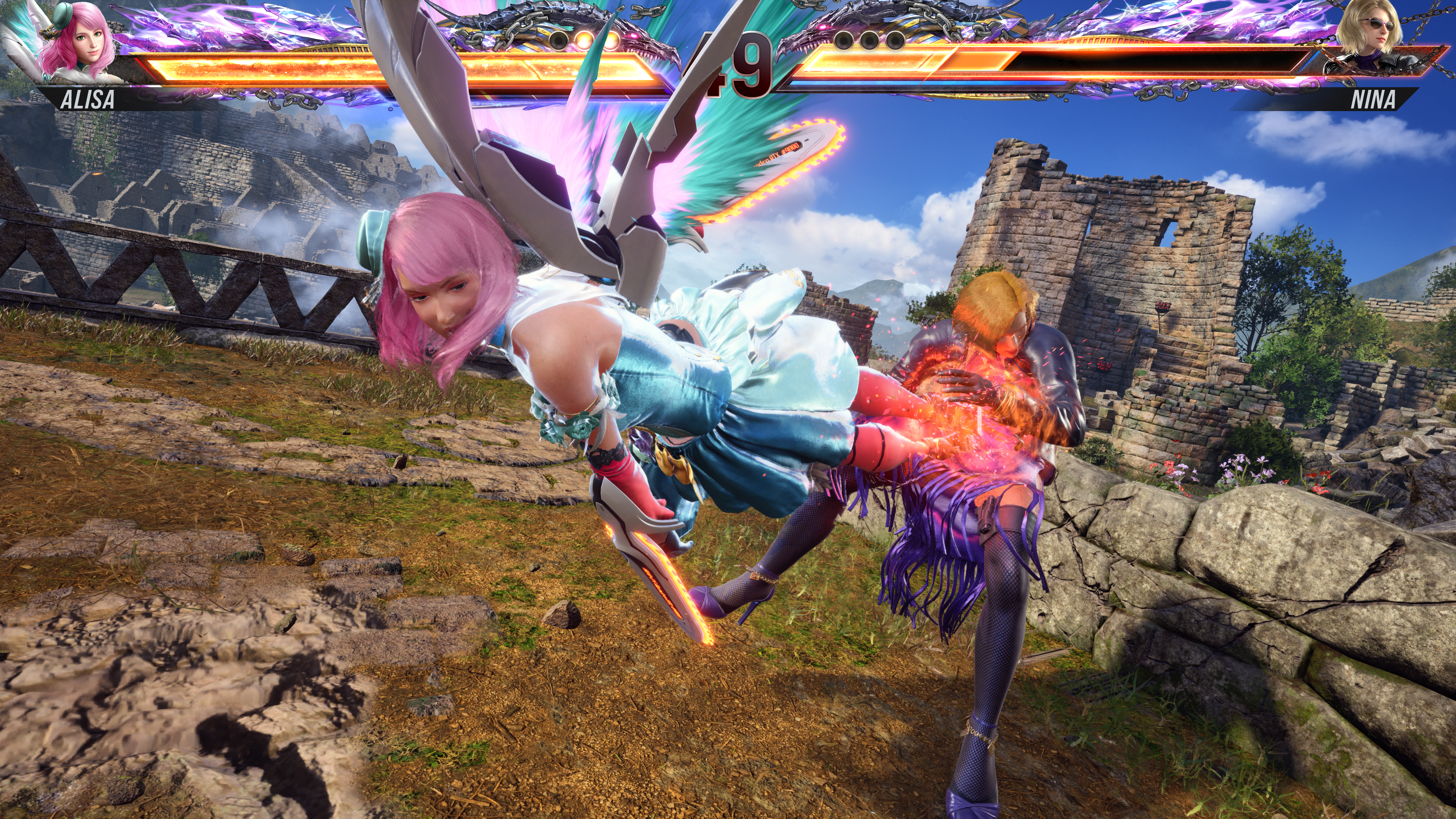Alisa realizando su Heat Smash sobre Nina en Tekken 8