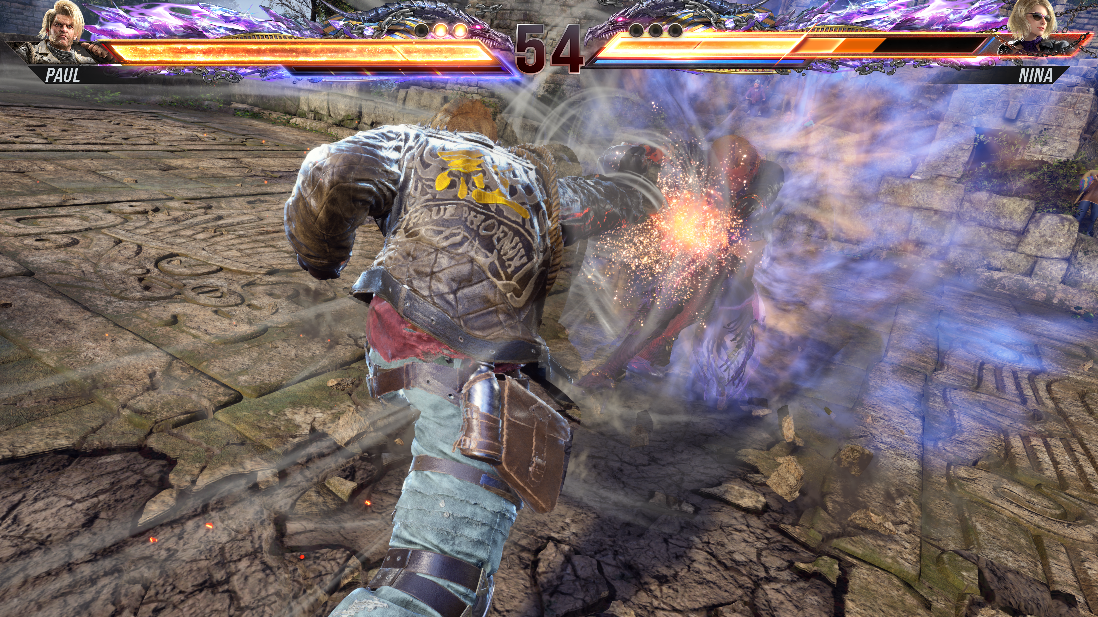 Paul ejecutando su Heat Smash sobre Nina en Tekken 8