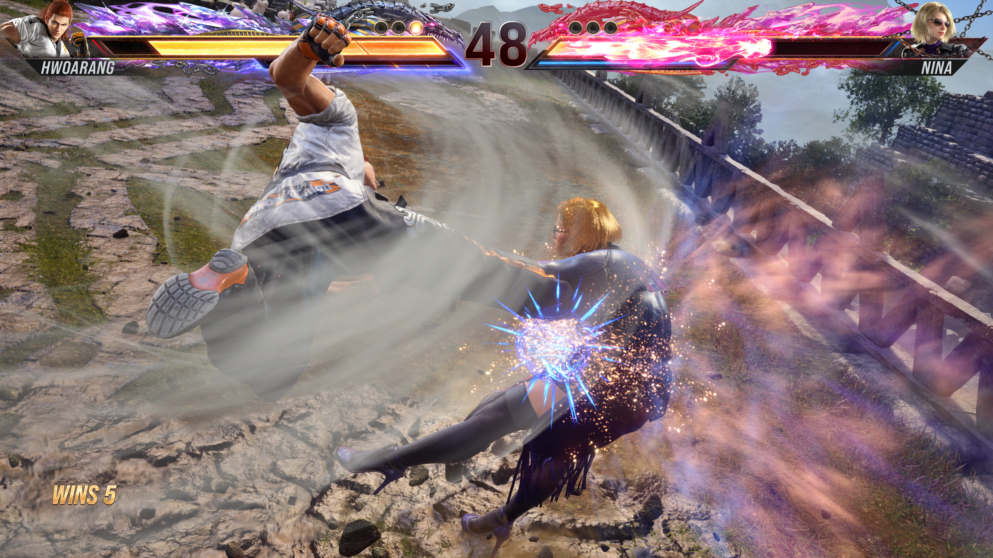 Hwoarang ejecutando su Heat Smash sobre Nina en Tekken 8
