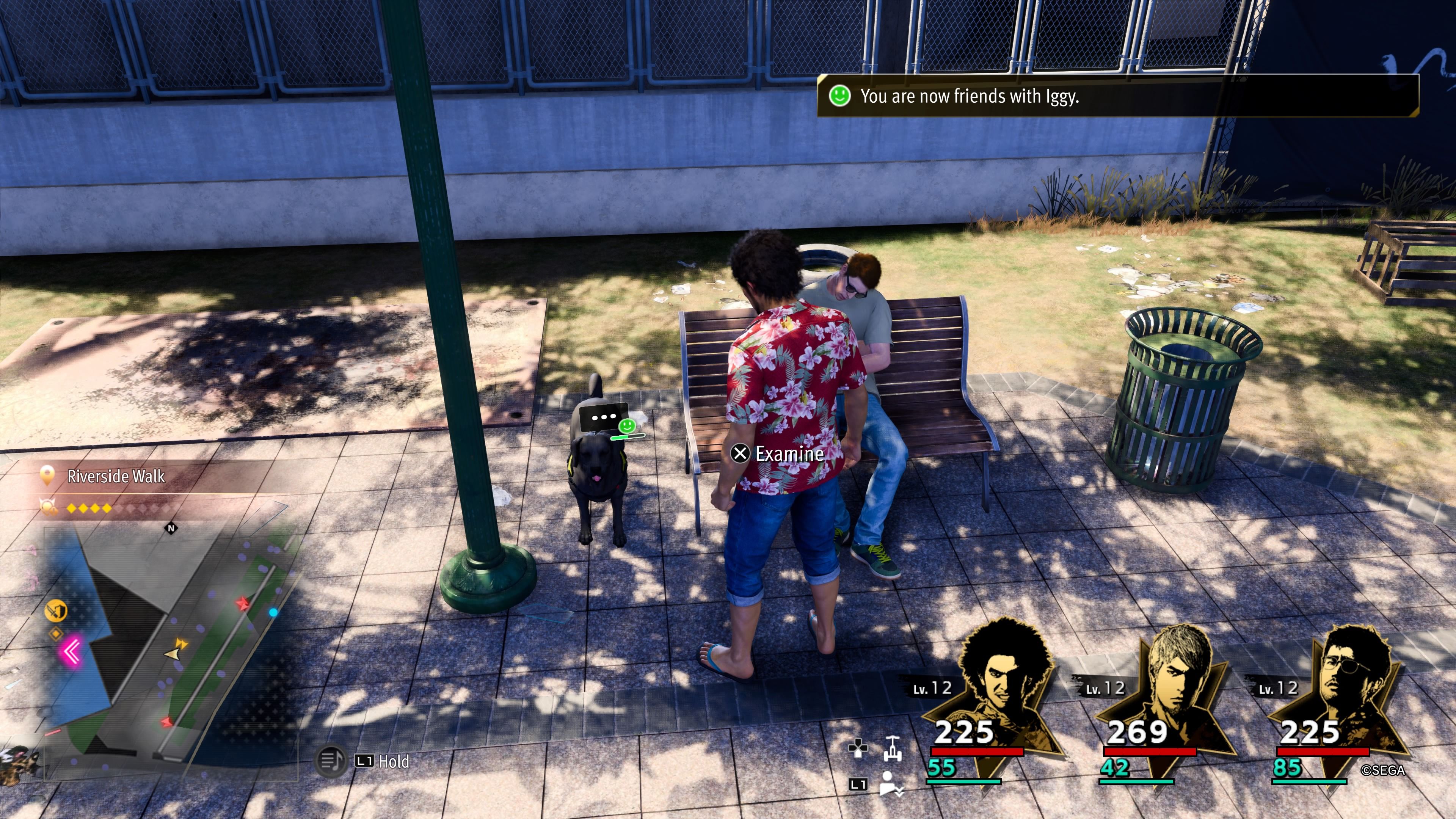 Kasuga se hace amigo de un perro negro llamado Iggy en Riverside Walk en Like A Dragon: Infinite Wealth.