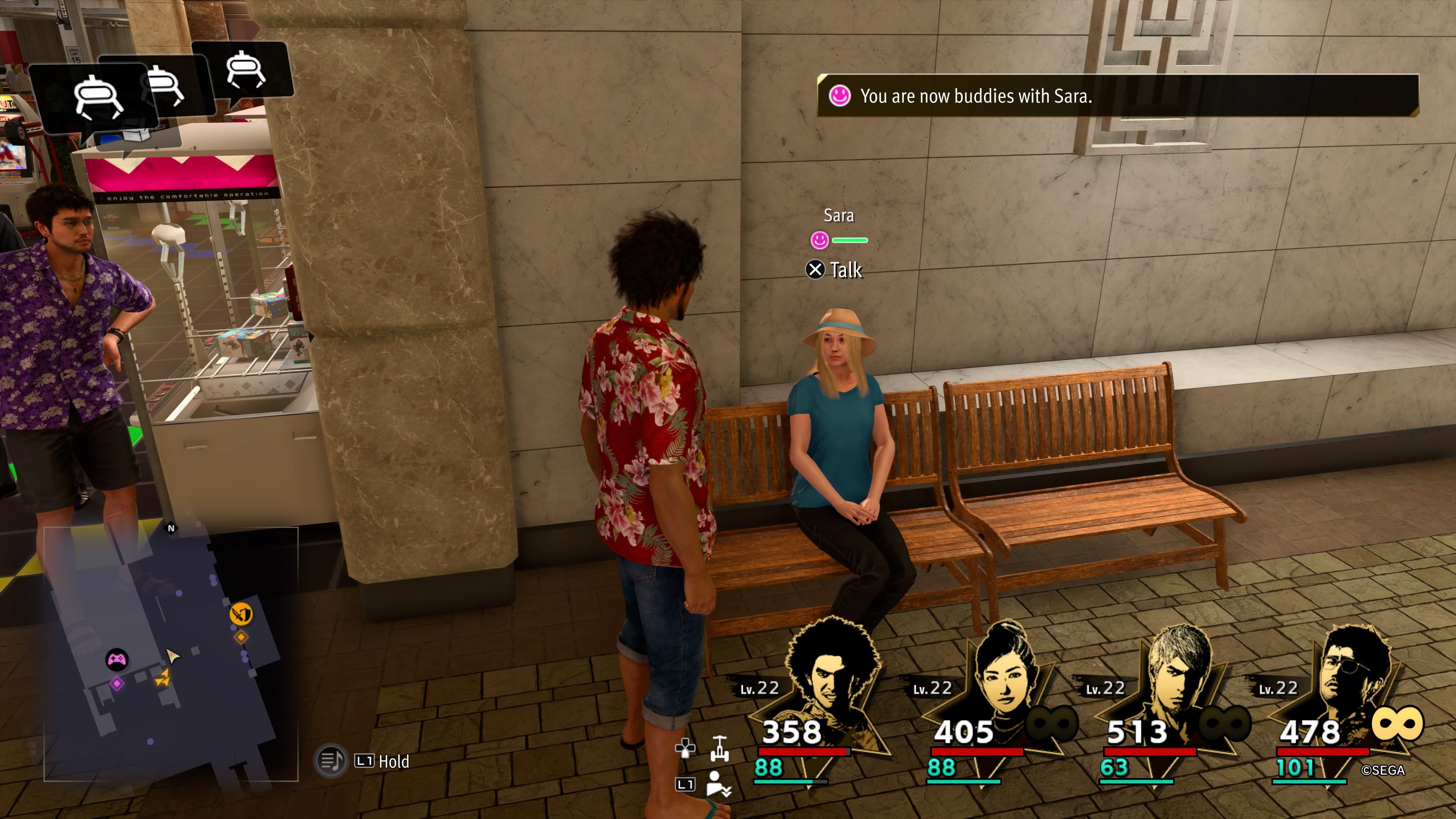 Kasuga se hace amigo de una mujer llamada Sara en el centro comercial Anaconda en Like A Dragon: Infinite Wealth.