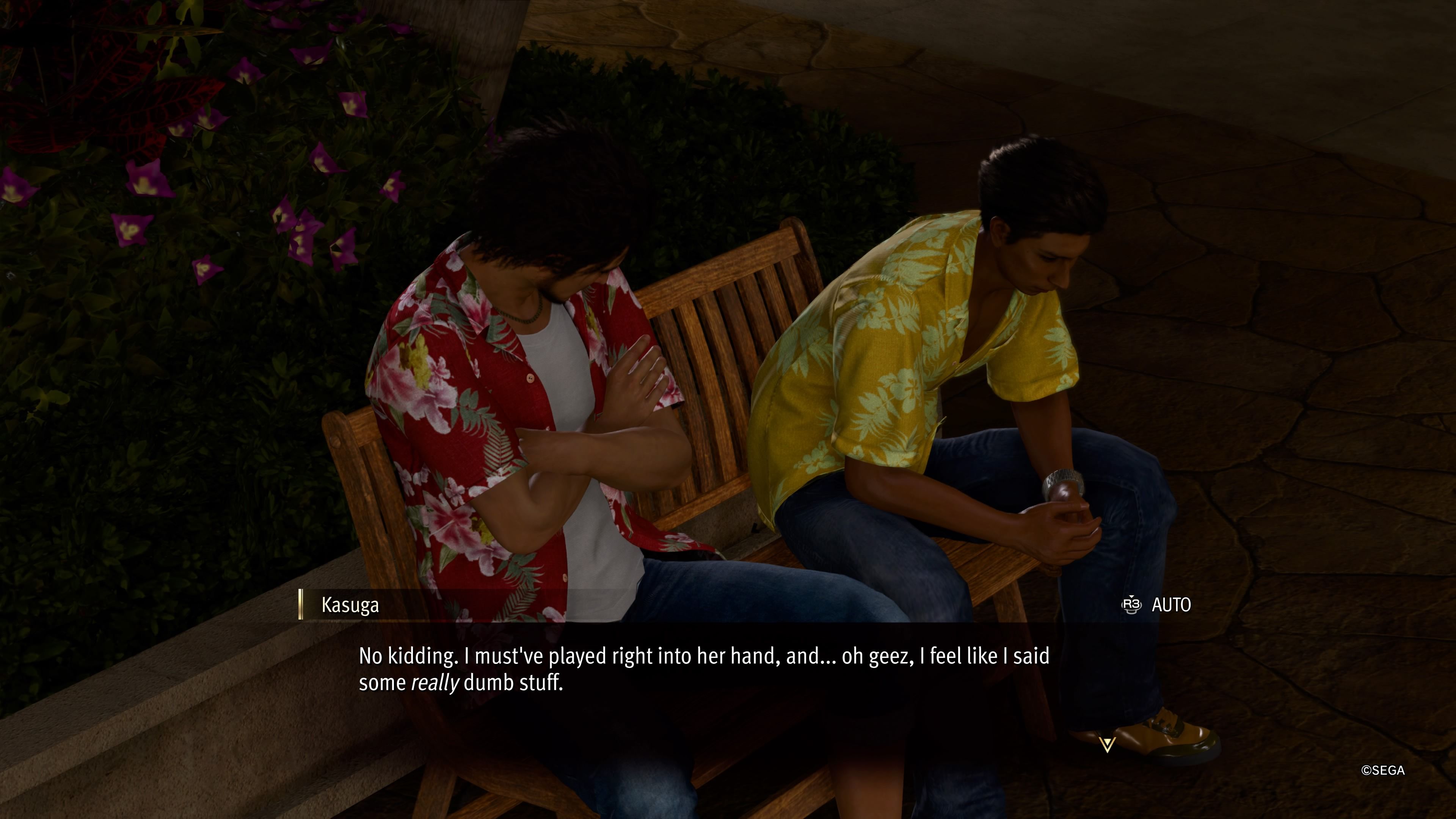 Kyosuke sentado en un banco y hablando con un hombre llamado Zack después de que le roban el dinero en Like A Dragon: Infinite Wealth.