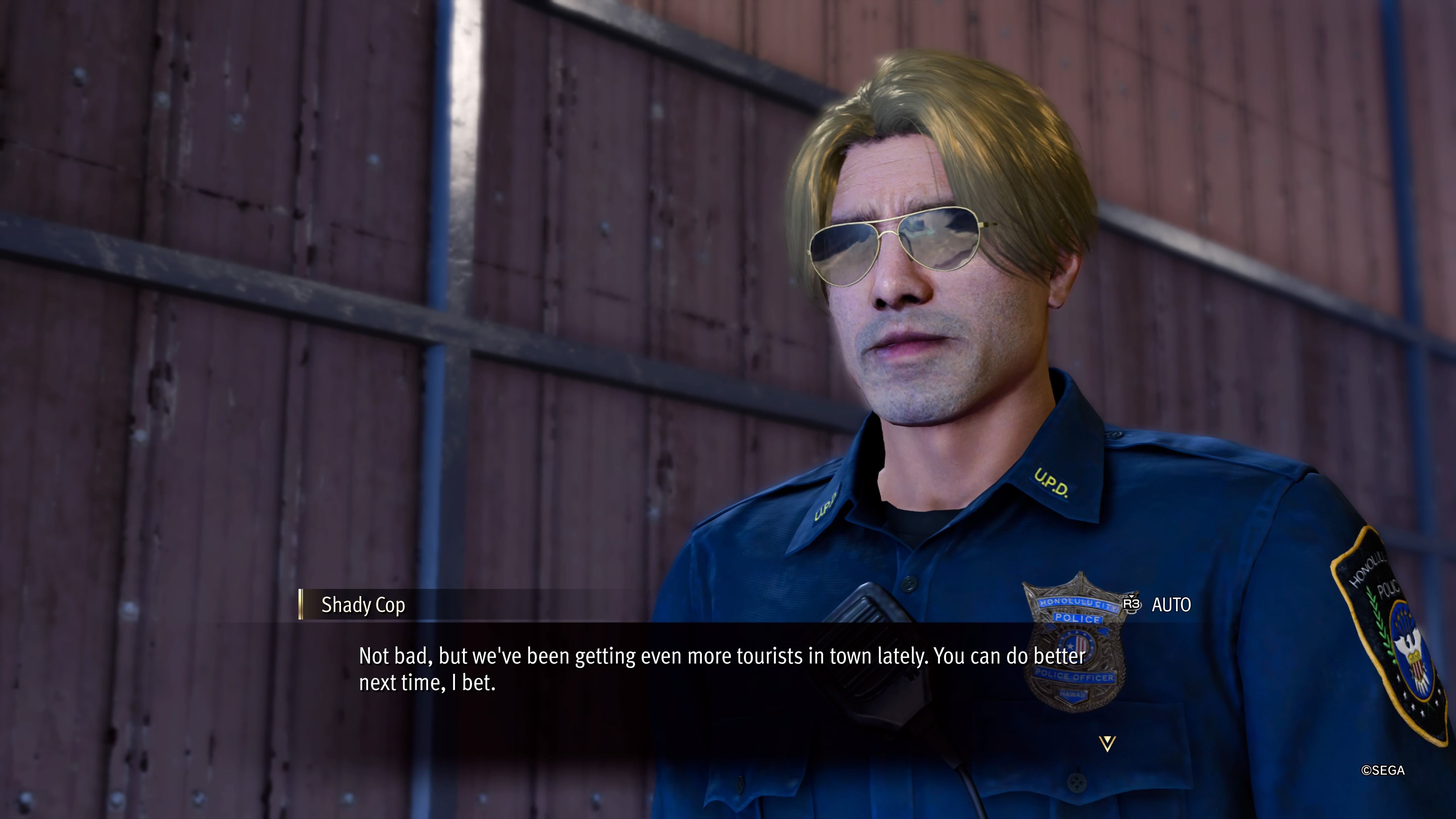 Un policía rubio con grandes gafas de sol hablando con Marian en un callejón en Like A Dragon: Infinite Wealth.