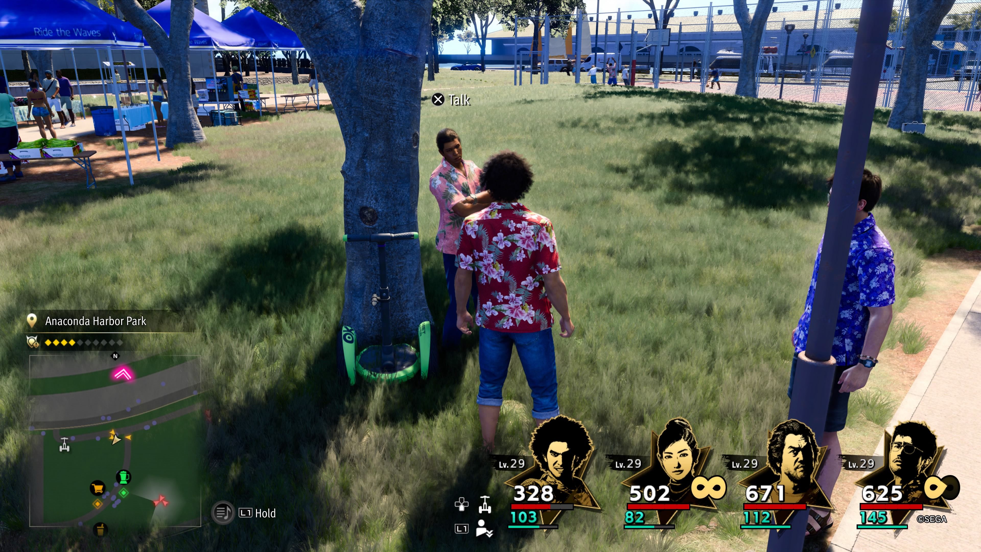Kasuga parado frente a un hombre con una camisa rosa y un Street Surfer verde claro en Like A Dragon: Infinite Wealth.