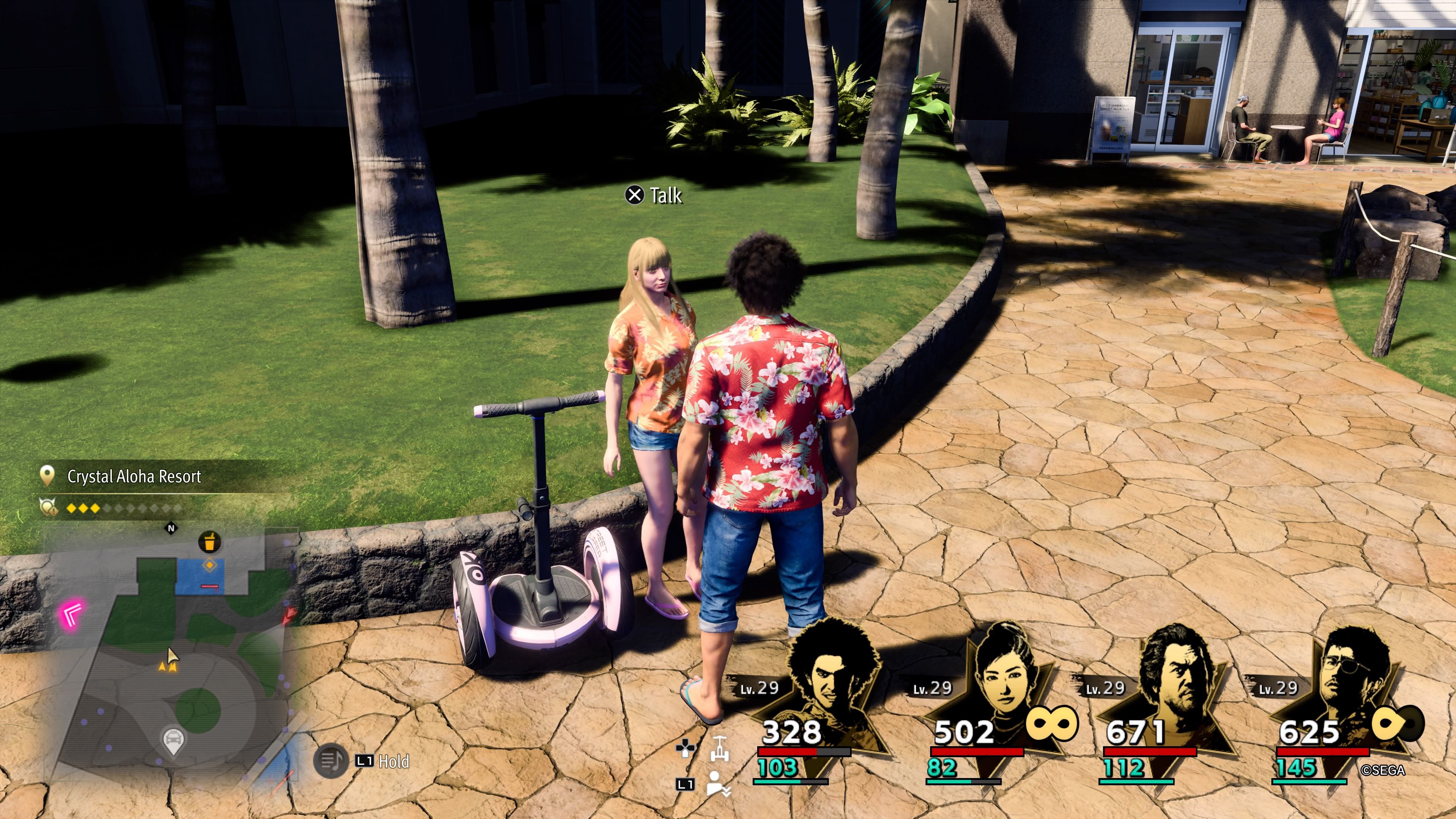 Kasuga parado frente a una mujer con una camisa naranja que tiene un Street Surfer rosa claro en Like A Dragon: Infinite Wealth.