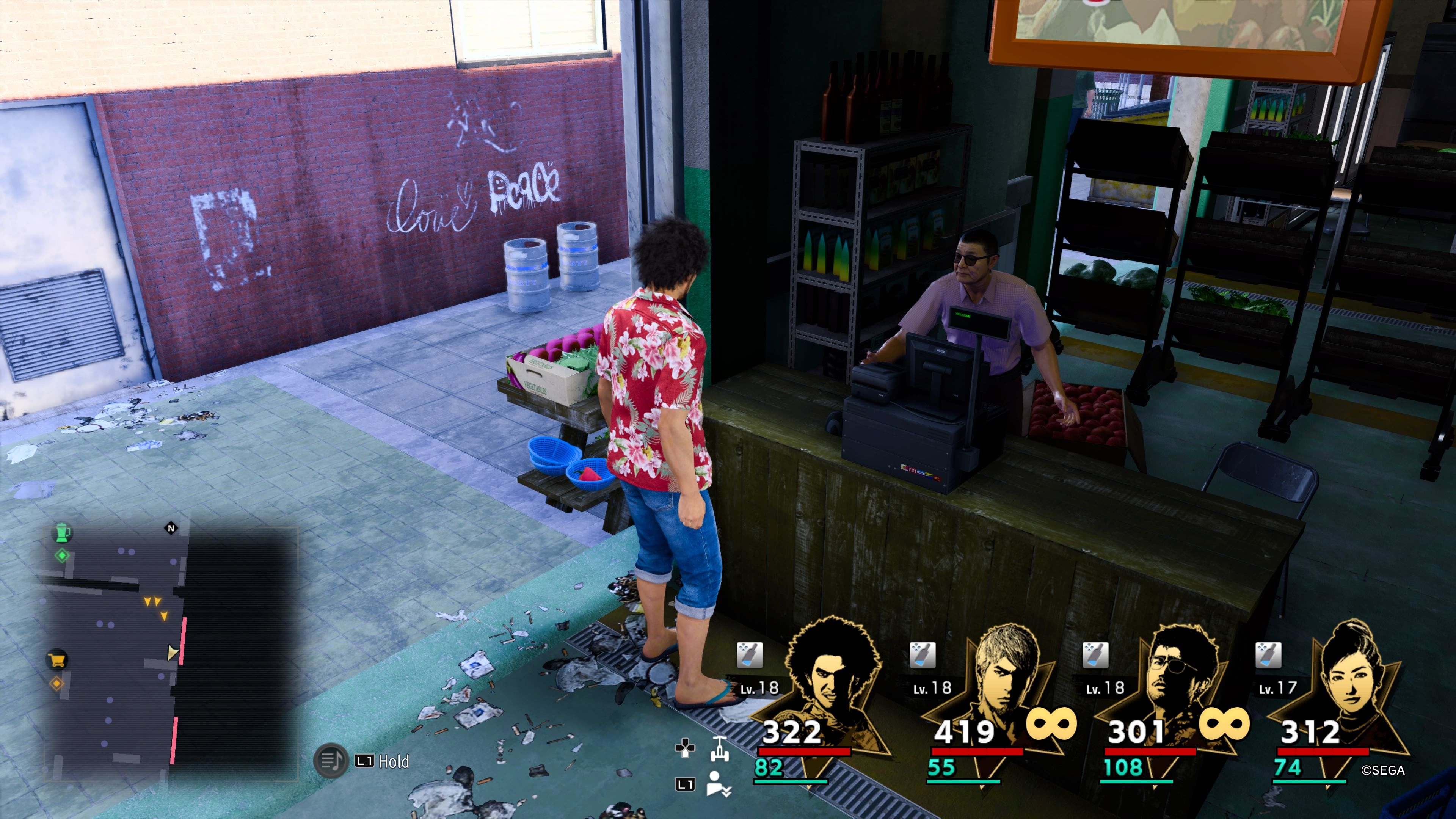 Kyosuke parado cerca de la caja registradora de una tienda del mercado donde estaría un cofre del tesoro en Like A Dragon: Infinite Wealth.