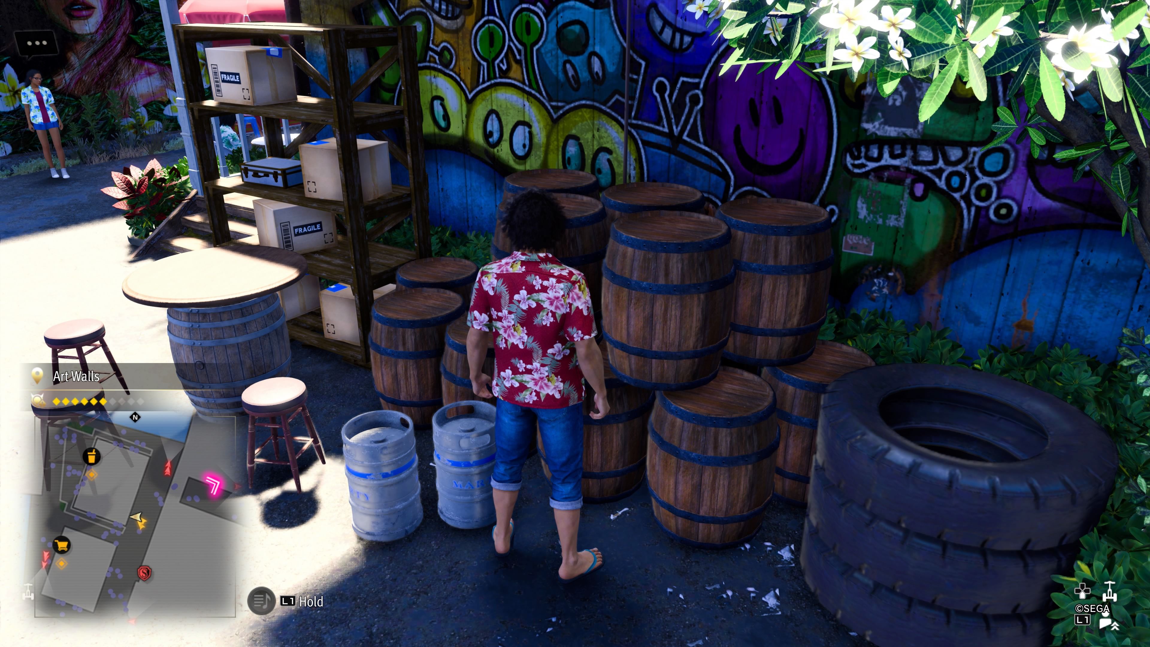Kyosuke parado frente a una pila de barriles donde estaría una caja del tesoro en Like A Dragon: Infinite Wealth.