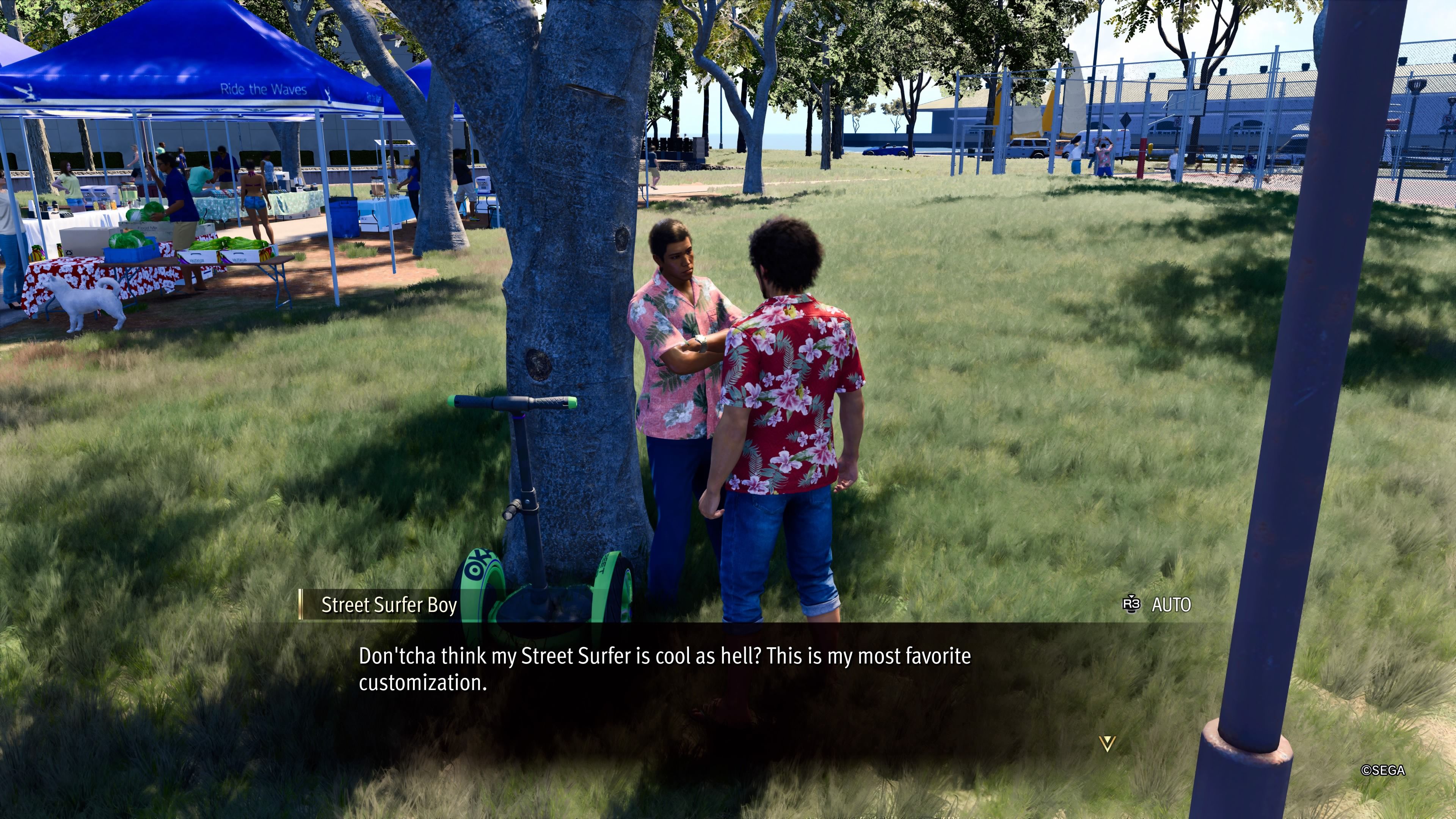 Kasuga hablando con un hombre con un Street Surfer verde claro debajo de un árbol en Like A Dragon: Infinite Wealth.
