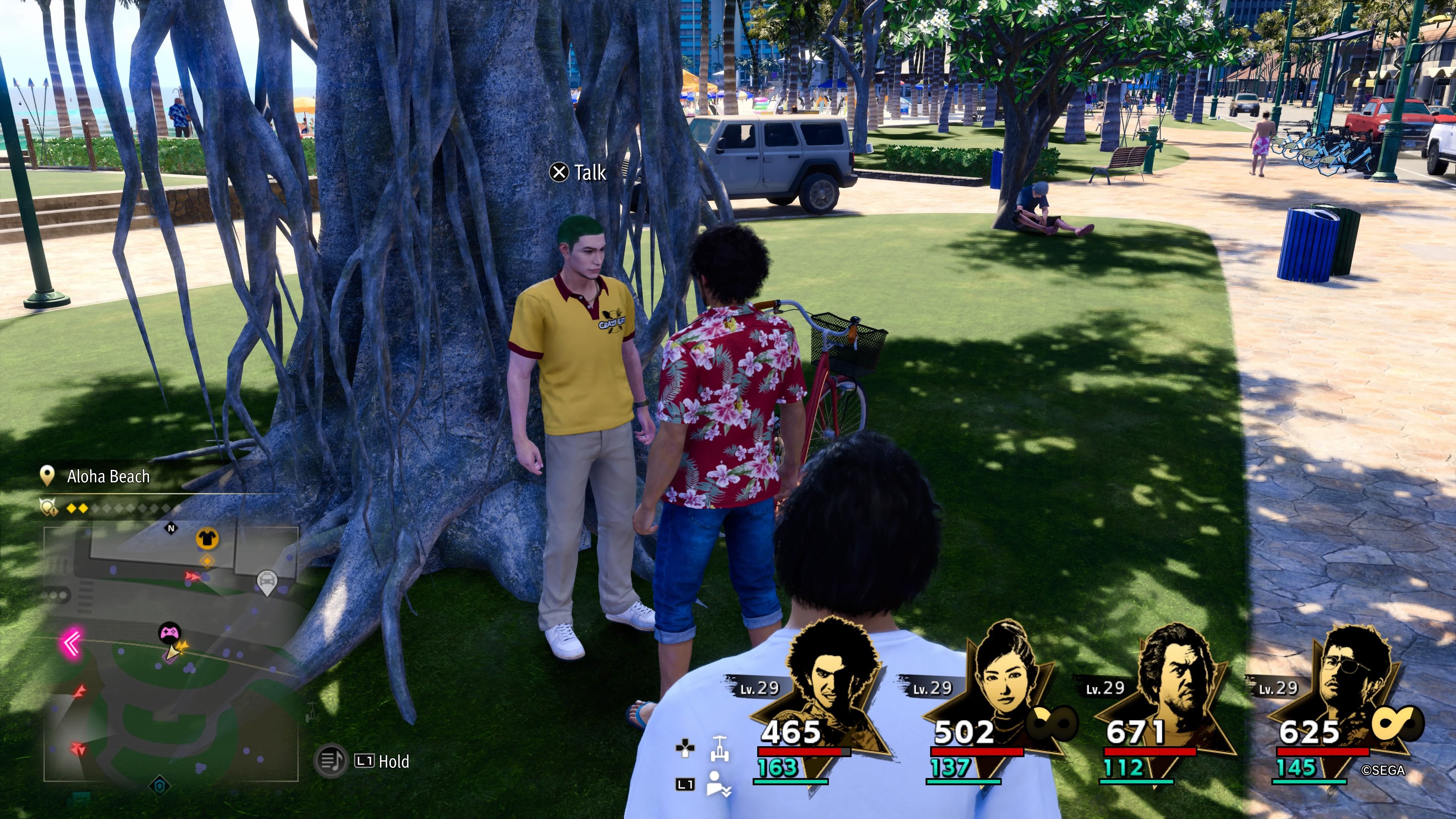 Kasuga parado frente a un hombre con cabello verde brillante y una camisa amarilla debajo de un gran árbol en Like A Dragon: Infinite Wealth.