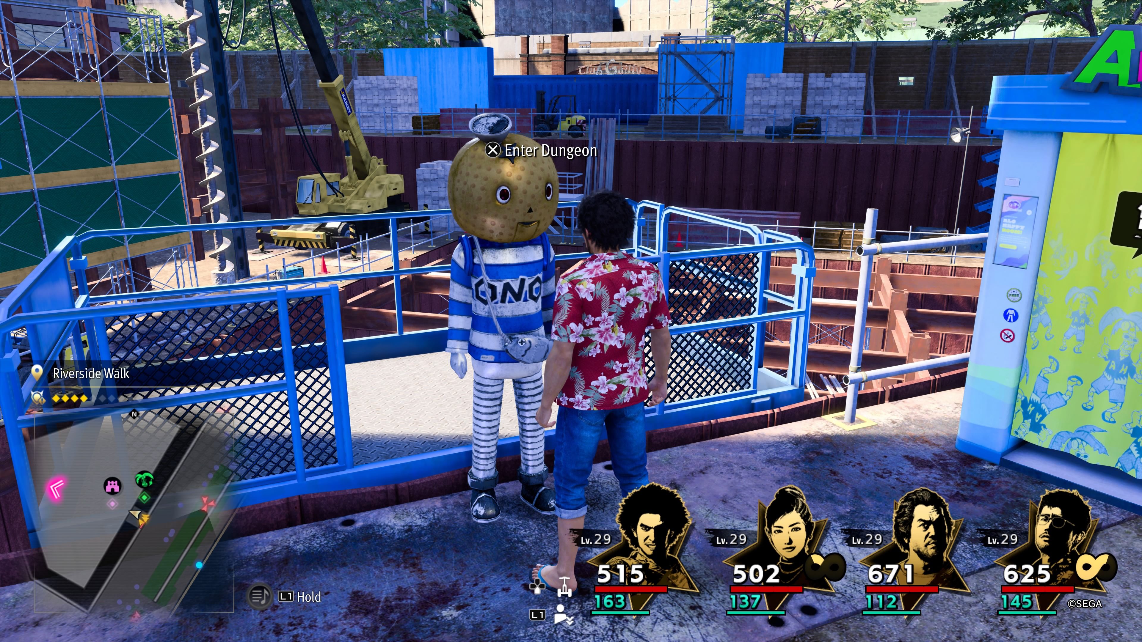 Kasuga parado frente a Robo Michio, una mascota de cabeza grande en Hawaiian Haunt en Like A Dragon: Infinite Wealth.