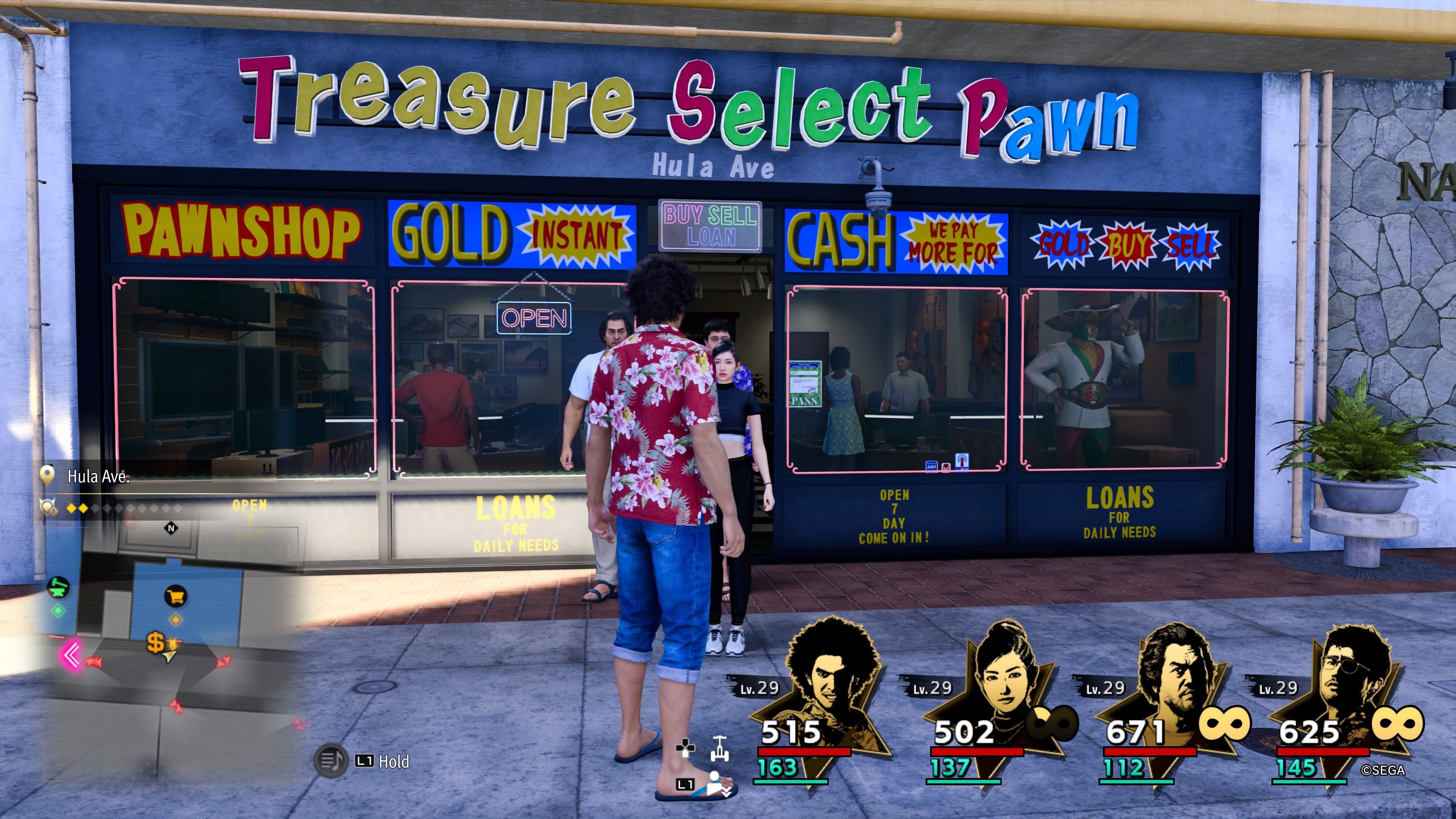 Kyosuke parado frente a la ubicación de Treasure Select Pawn en Hula Ave. en Like A Dragon: Infinite Wealth.