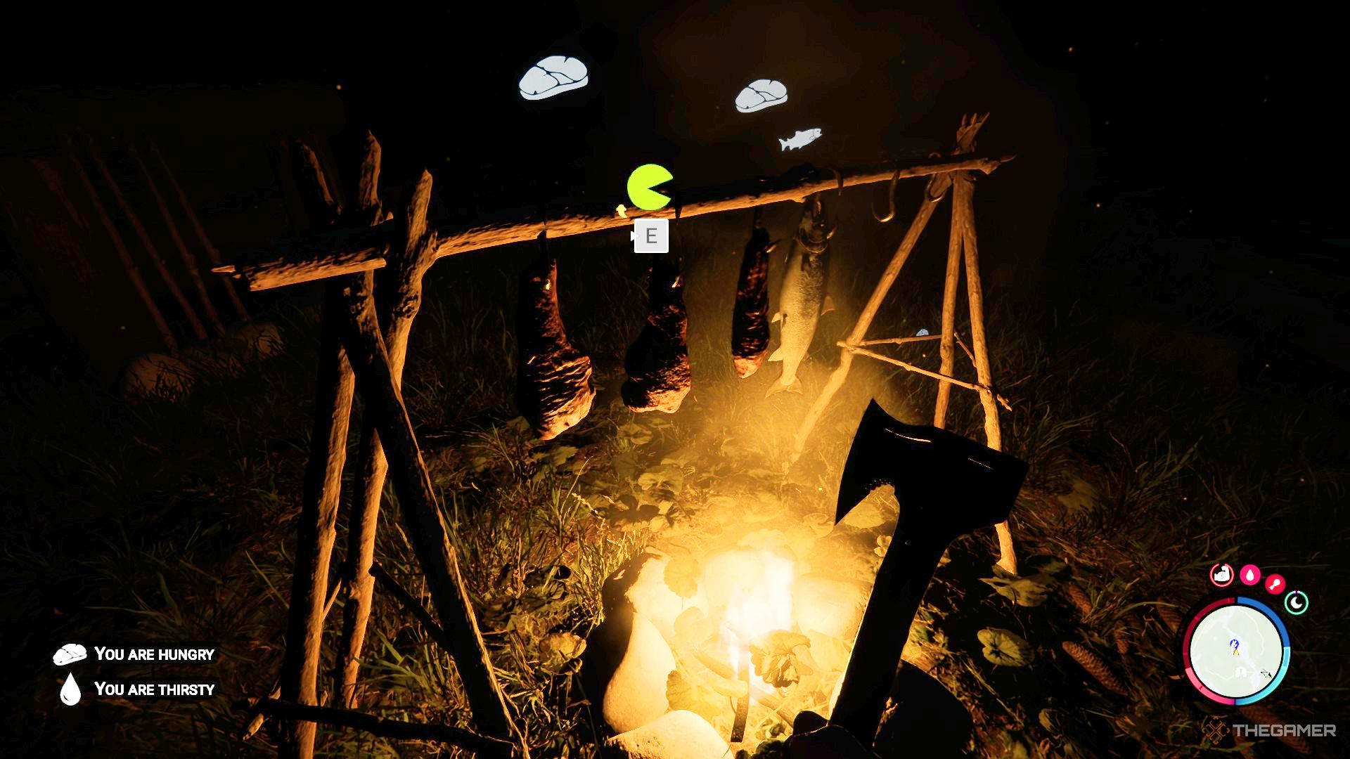 Una captura de pantalla de Sons of the Forest que muestra tres trozos de carne seca en una rejilla para secar sobre el fuego.