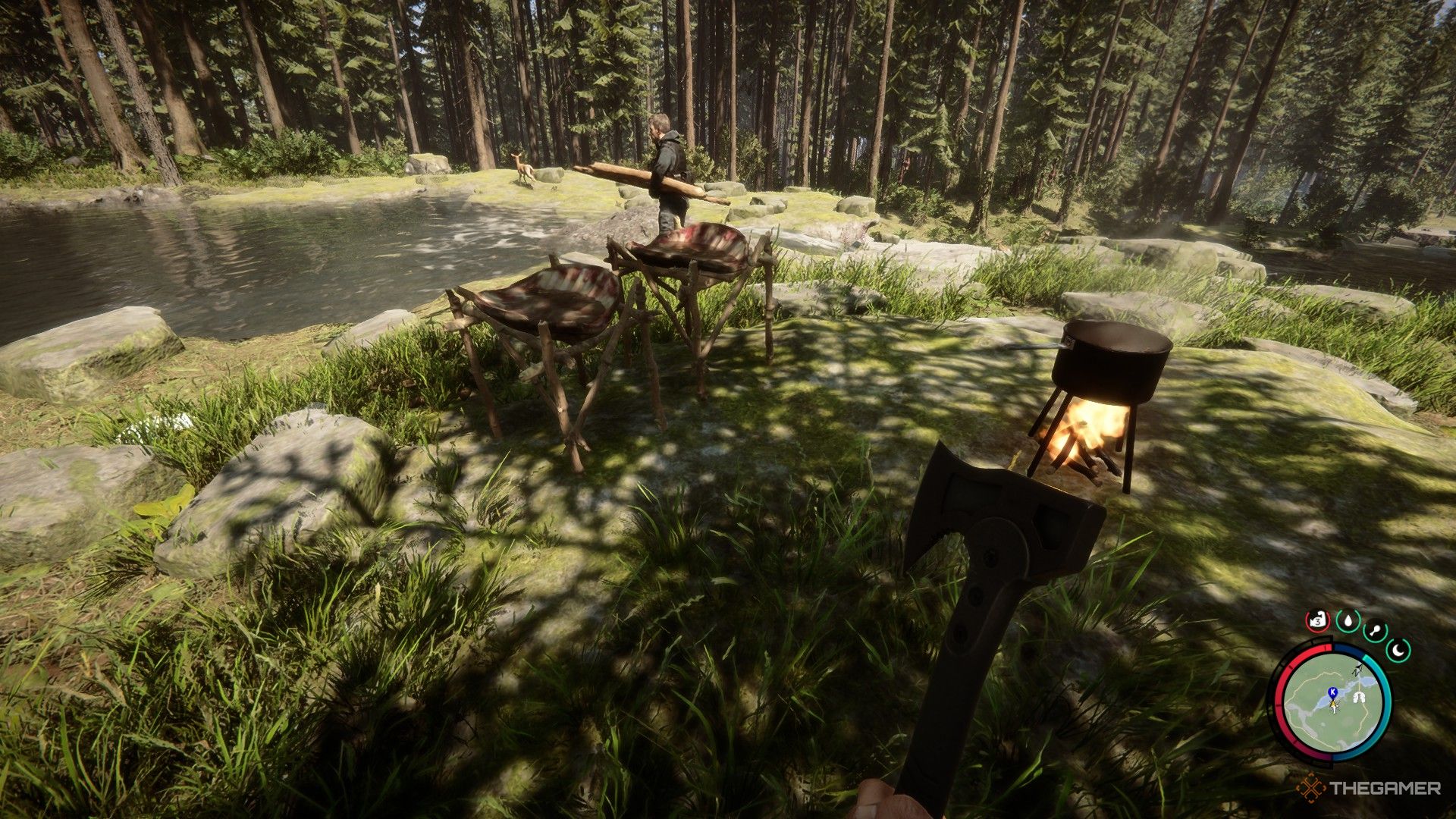 Una captura de pantalla de Sons of the Forest que muestra al personaje del jugador mirando dos Rain Catchers junto a una olla de agua hirviendo, con Kelvin recogiendo palos al fondo.
