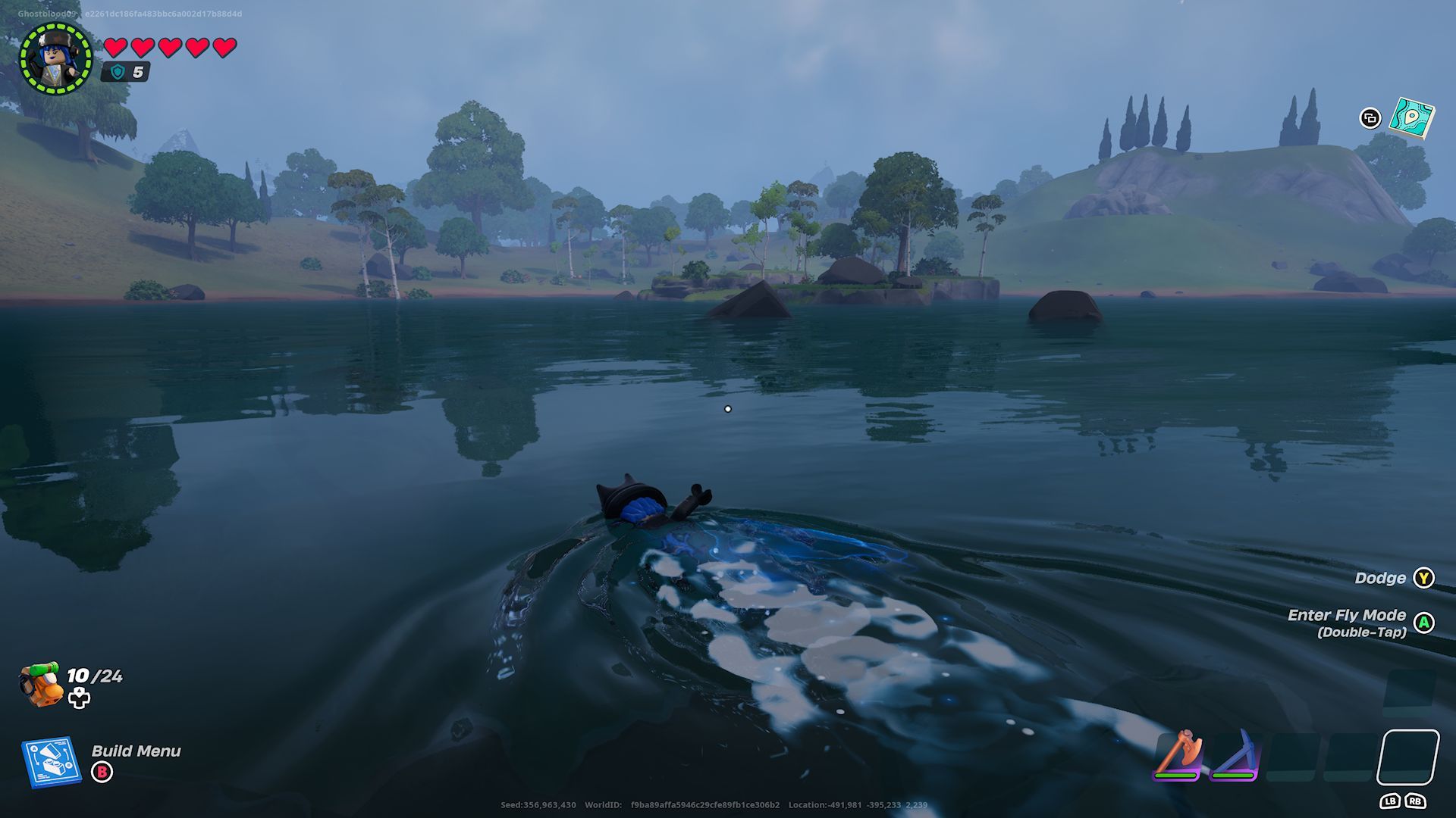 Un jugador nadando en un lago con el amuleto Rompeolas equipado en los pastizales en Lego Fortnite.