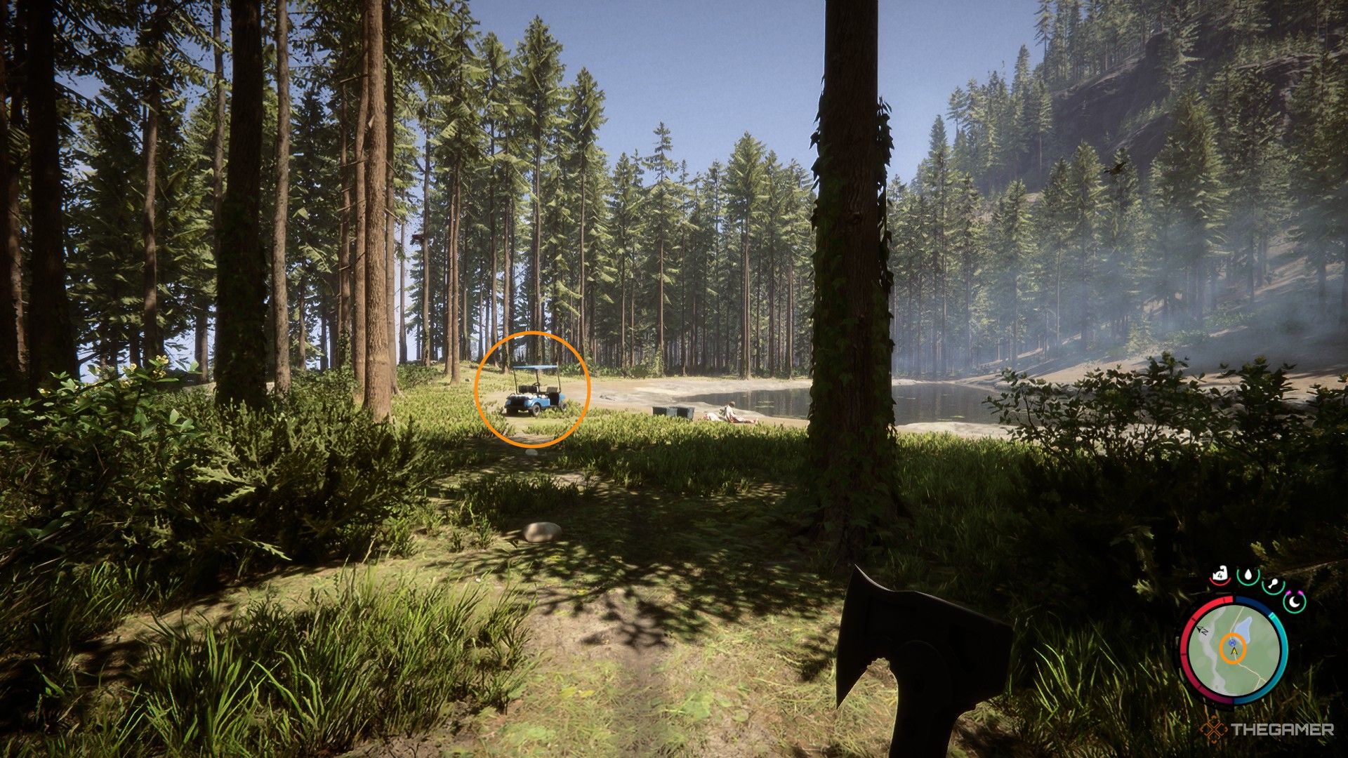 Una captura de pantalla de Sons of the Forest que muestra al personaje del jugador mirando un carrito de golf junto a un estanque en un claro.  Hay círculos naranjas que resaltan el carrito de golf y el ícono del volante azul que lo indica en el mapa.