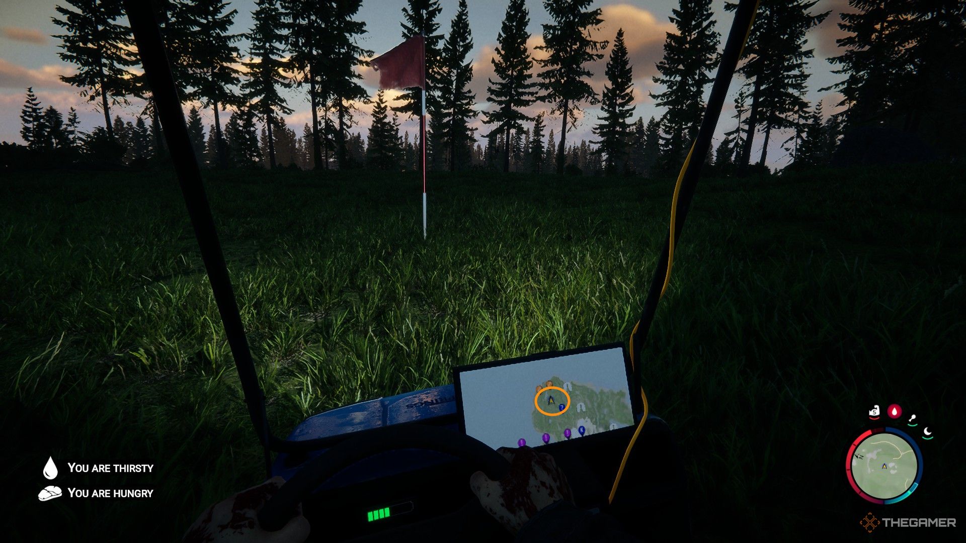 Una captura de pantalla de Sons of the Forest que muestra al personaje del jugador sentado en un carrito de golf con los faros apuntando a una bandera de golf roja y blanca.  Se puede ver un mapa en una pantalla inferior del carrito, con un círculo naranja que resalta el área general del campo de golf.