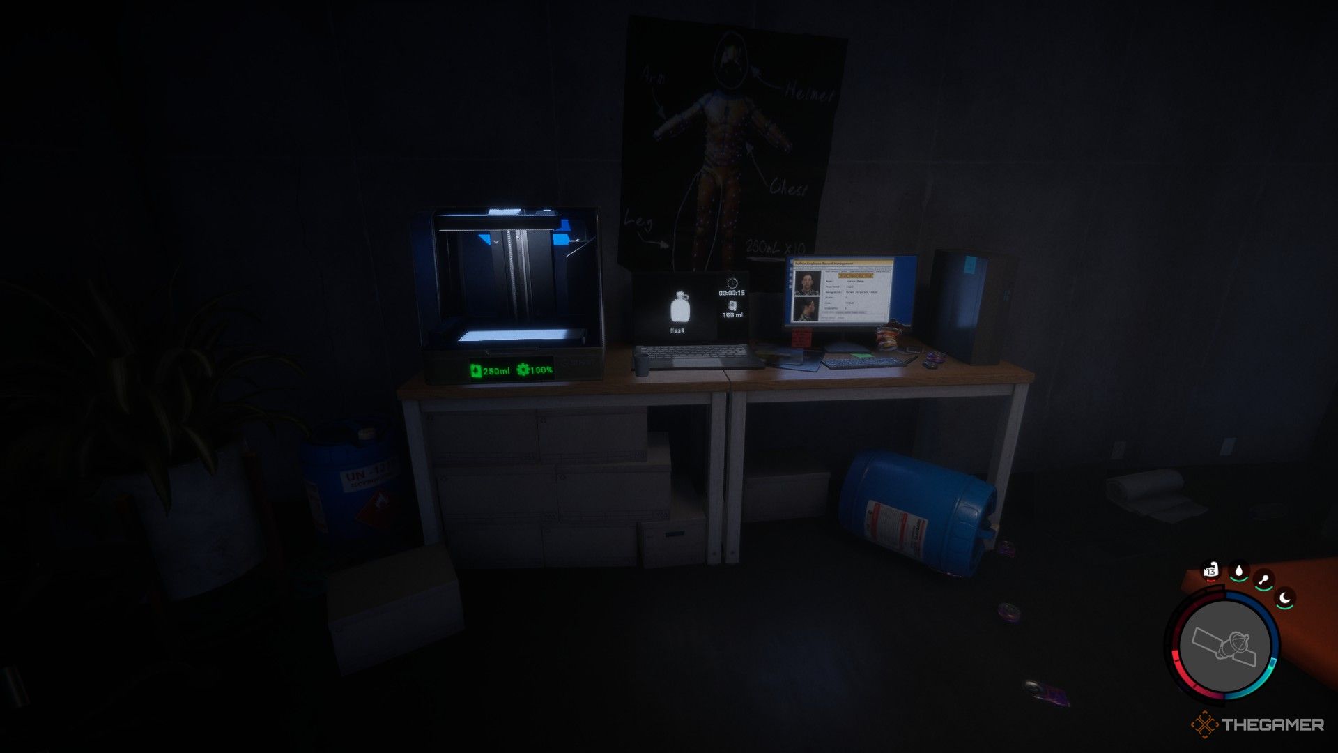 Una captura de pantalla de Sons of the Forest que muestra al personaje del jugador mirando una impresora 3D conectada a una computadora portátil en una habitación oscura y desordenada.