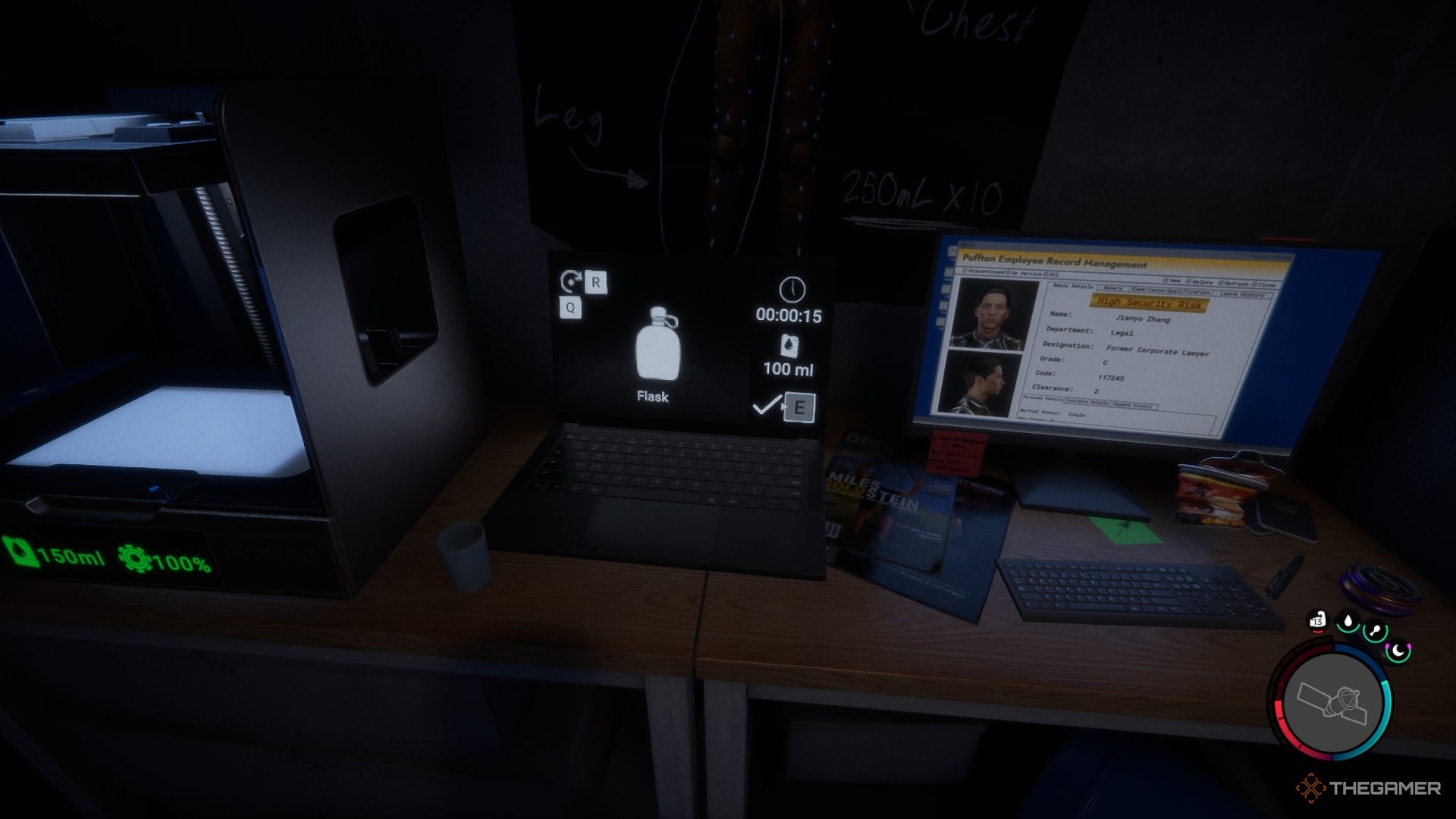 Una captura de pantalla de Sons of the Forest que muestra al personaje del jugador cerca de una computadora portátil que controla una impresora 3D con un texto y un ícono de 