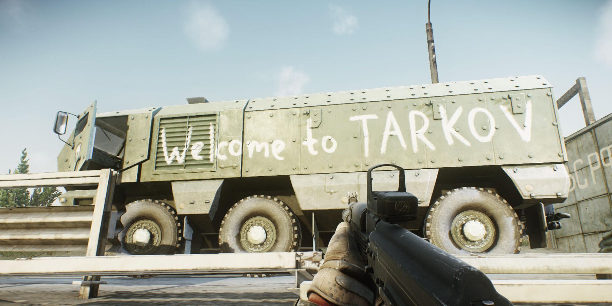escapar del personaje de tarkov mirando el camión con welomce to tarkov escrito en él