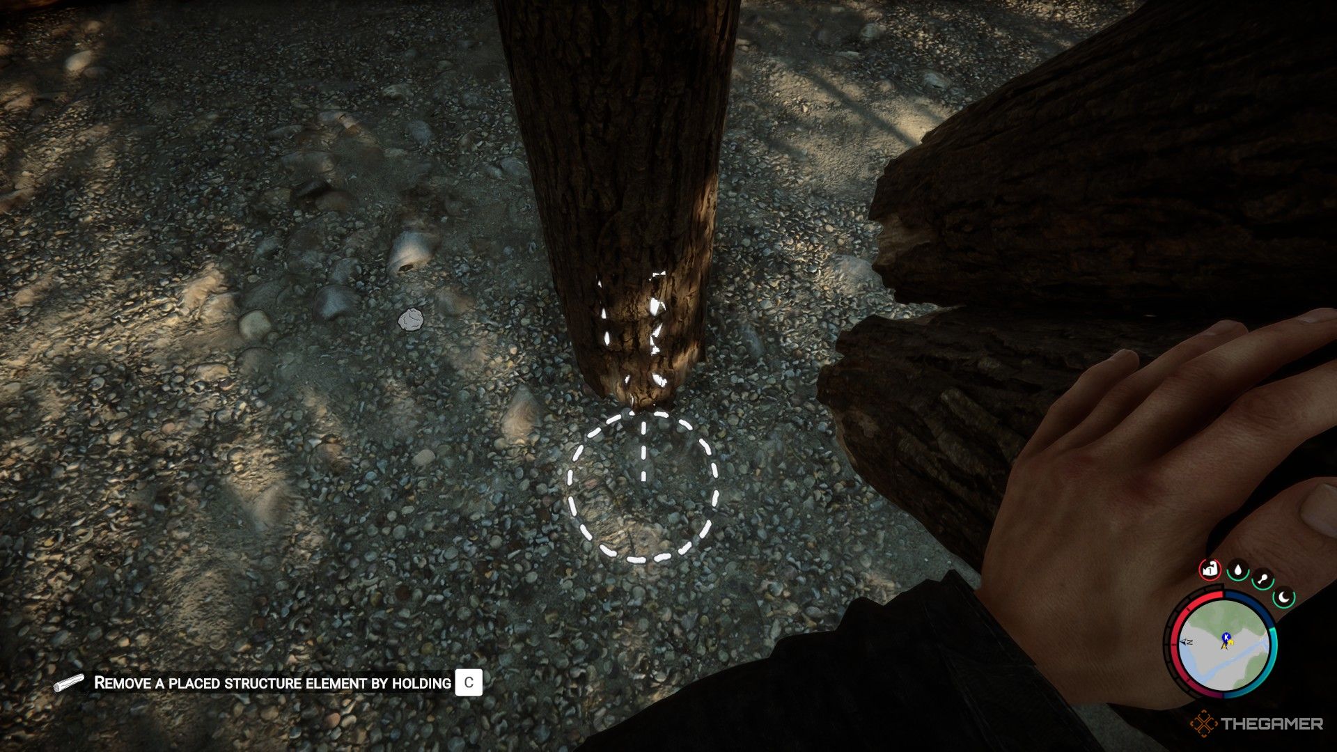 Una captura de pantalla de Sons of the Forest que muestra al personaje del jugador sosteniendo dos troncos como un círculo en el suelo junto a uno vertical indica una ubicación online recta.