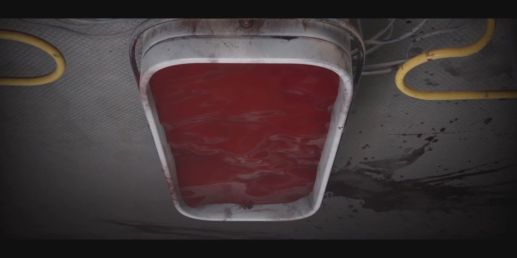 Corazón atómico: una bañera llena de polímero rojo