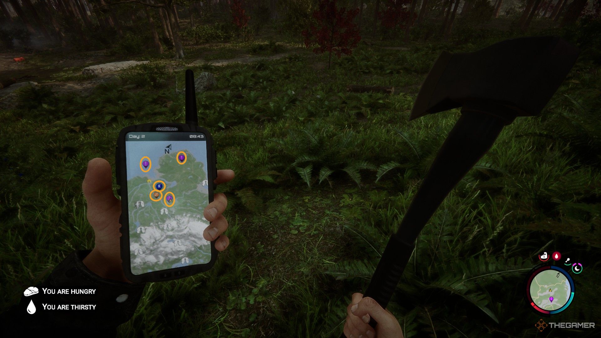 Una captura de pantalla de Sons of the Forest que muestra al personaje del jugador mirando el GPS portátil con círculos naranjas alrededor de diferentes localizadores GPS que tienen símbolos como signos de exclamación, un martillo y una K.