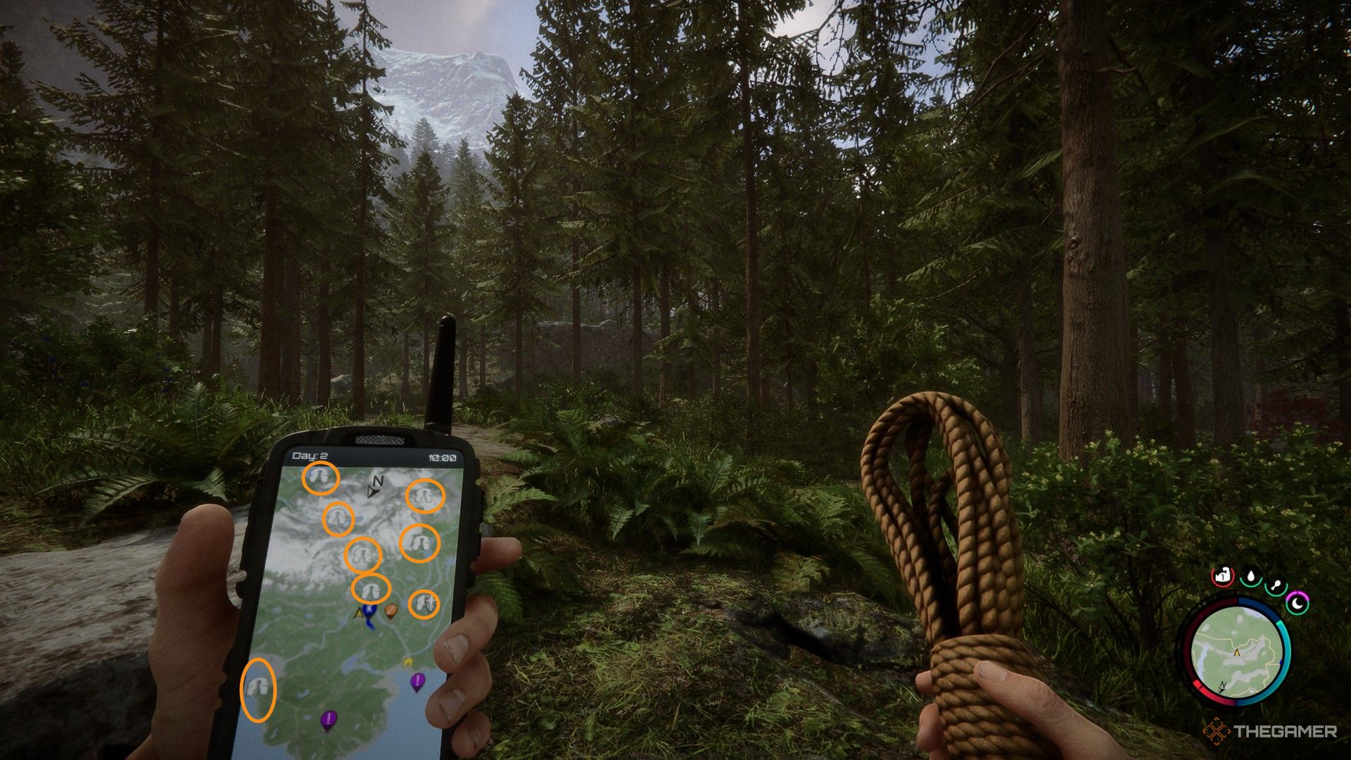 Una captura de pantalla de Sons of the Forest que muestra al personaje del jugador mirando el mapa en un GPS portátil con círculos naranjas que resaltan muchas cuevas con líneas en el medio. 