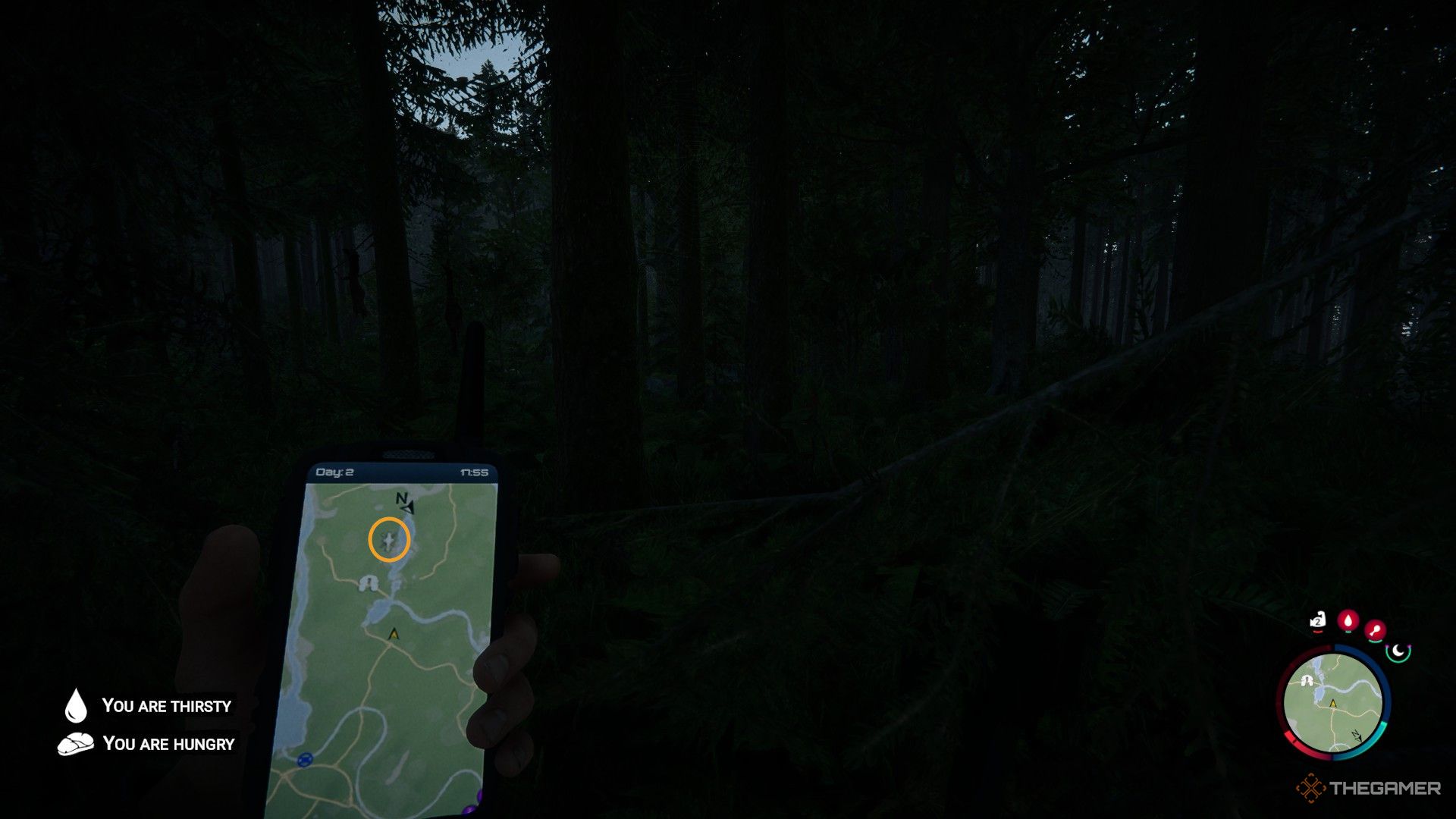 Una captura de pantalla de Sons of the Forest que muestra al personaje del jugador mirando su GPS portátil donde hay un círculo naranja alrededor del ícono del helicóptero.
