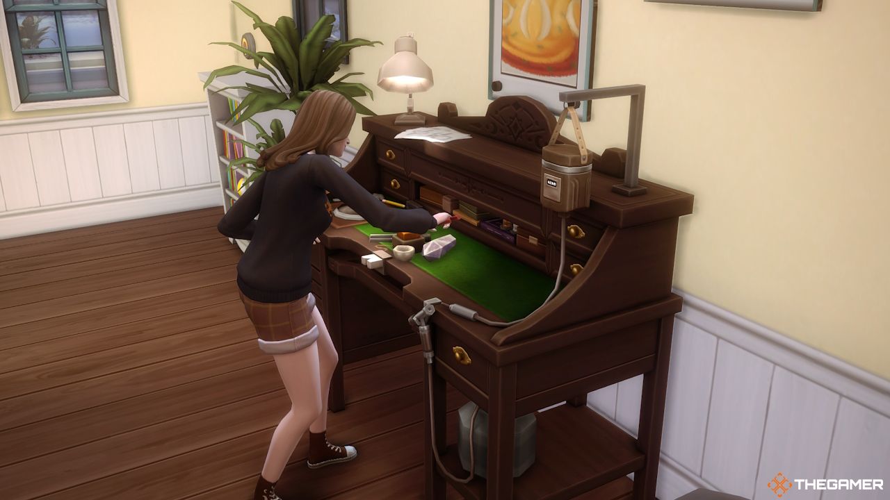 Un Sim trabaja en la mesa de Gemología en Sims 4
