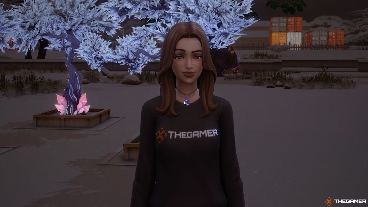 Un Sim lleva un collar de zafiro cargado en Sims 4