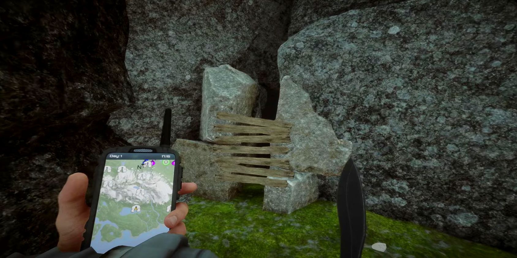 Entrada a la cueva tapiada con GPS de Sons of the Forest