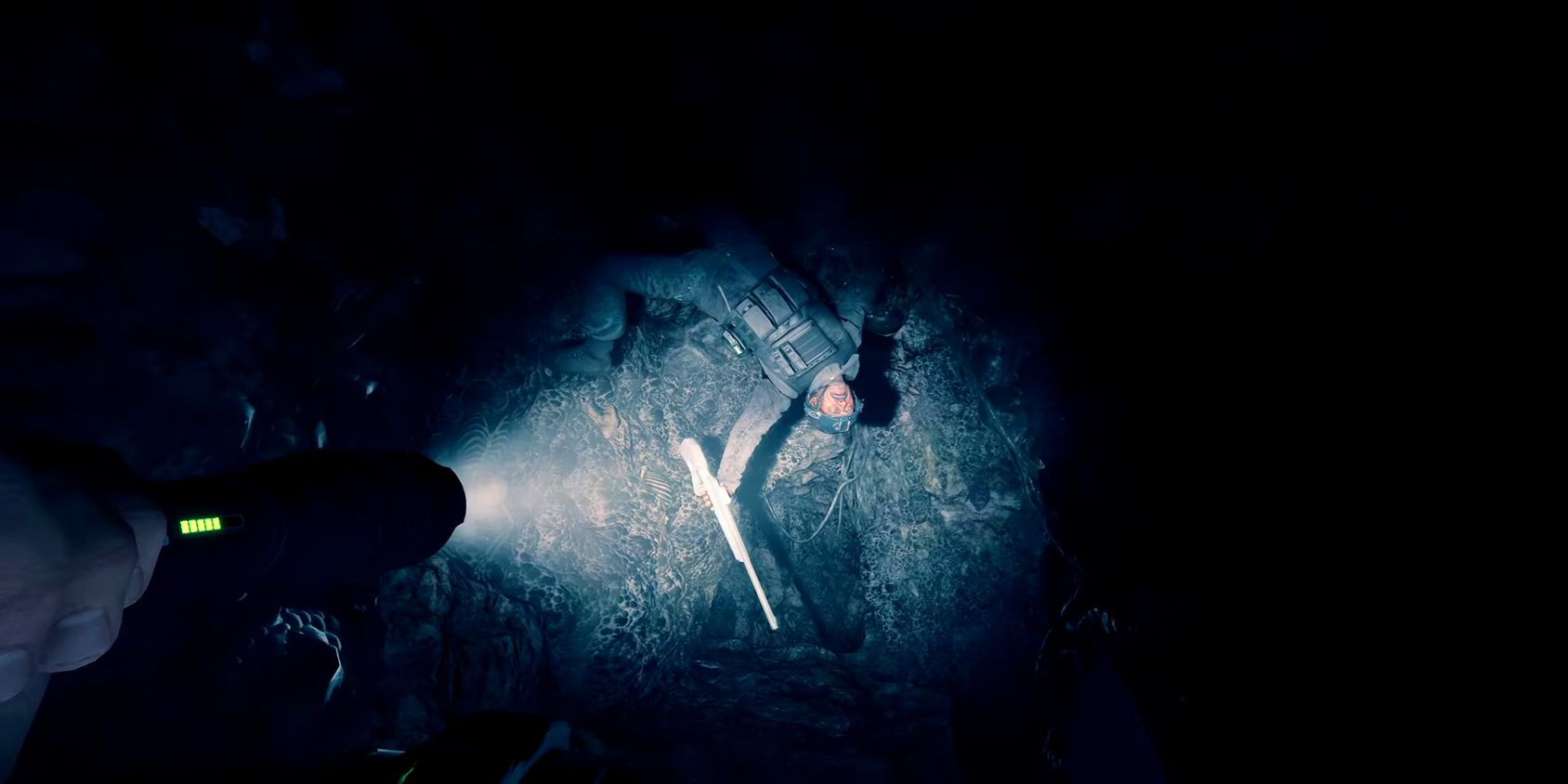 Soldado muerto colgado del techo con rifle de Sons of the Forest