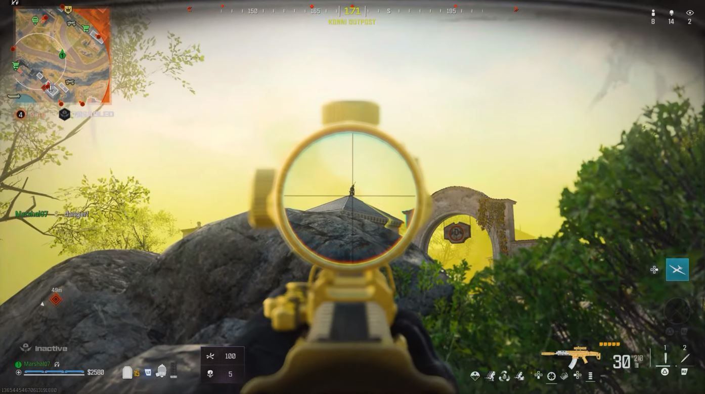 Alguien dispara a un enemigo desde larga distancia con una pistola amarilla en Call of Duty Warzone