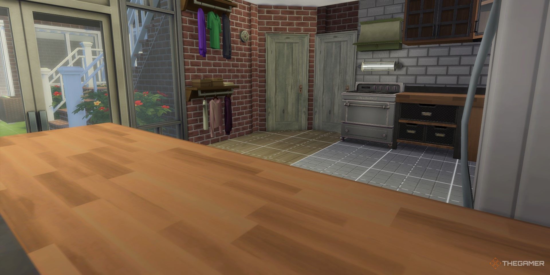 Cocina de estética industrial con amplios ventanales que dan a un pequeño patio subterráneo.