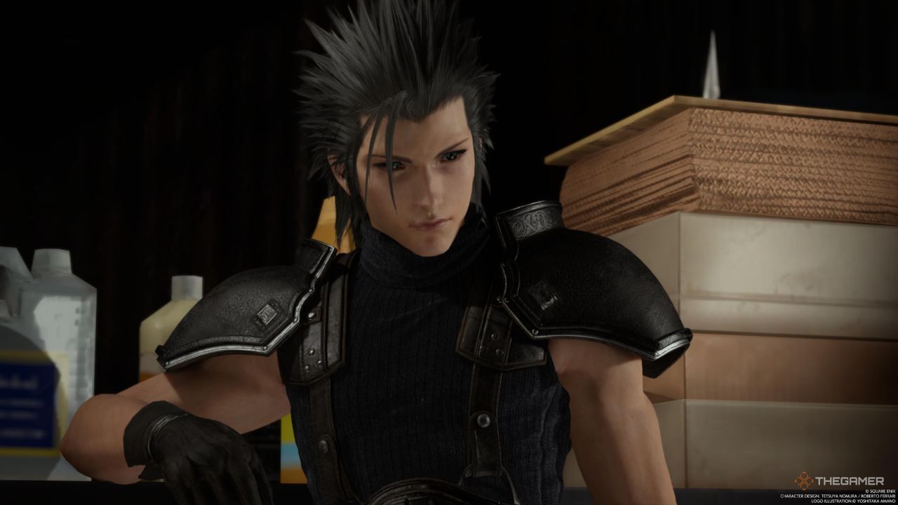 Zack apoyado en un estante mientras escucha a un amigo en Final Fantasy 7 Rebirth.