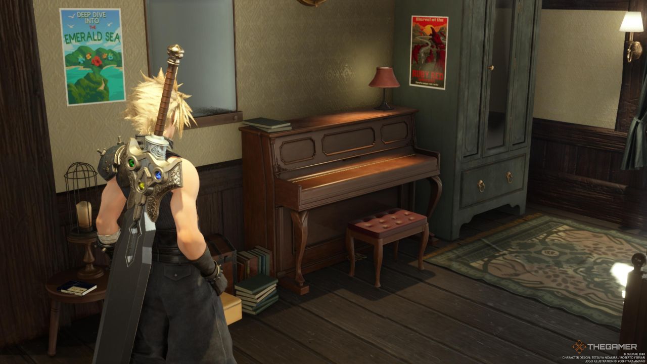 Un jugador parado cerca del piano de Tifa en Nibelheim en Final Fantasy 7 Rebirth.