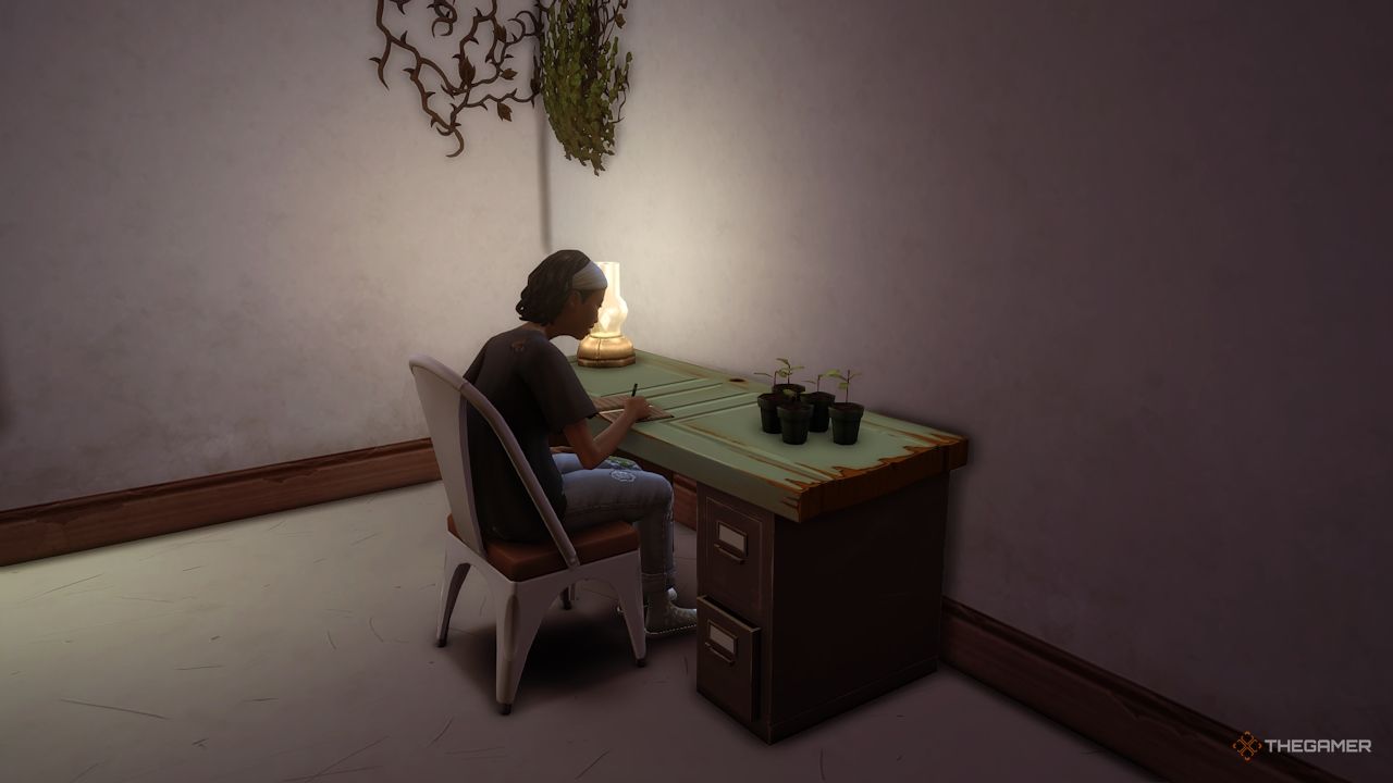 Un Sim escribe en su diario en una habitación sucia