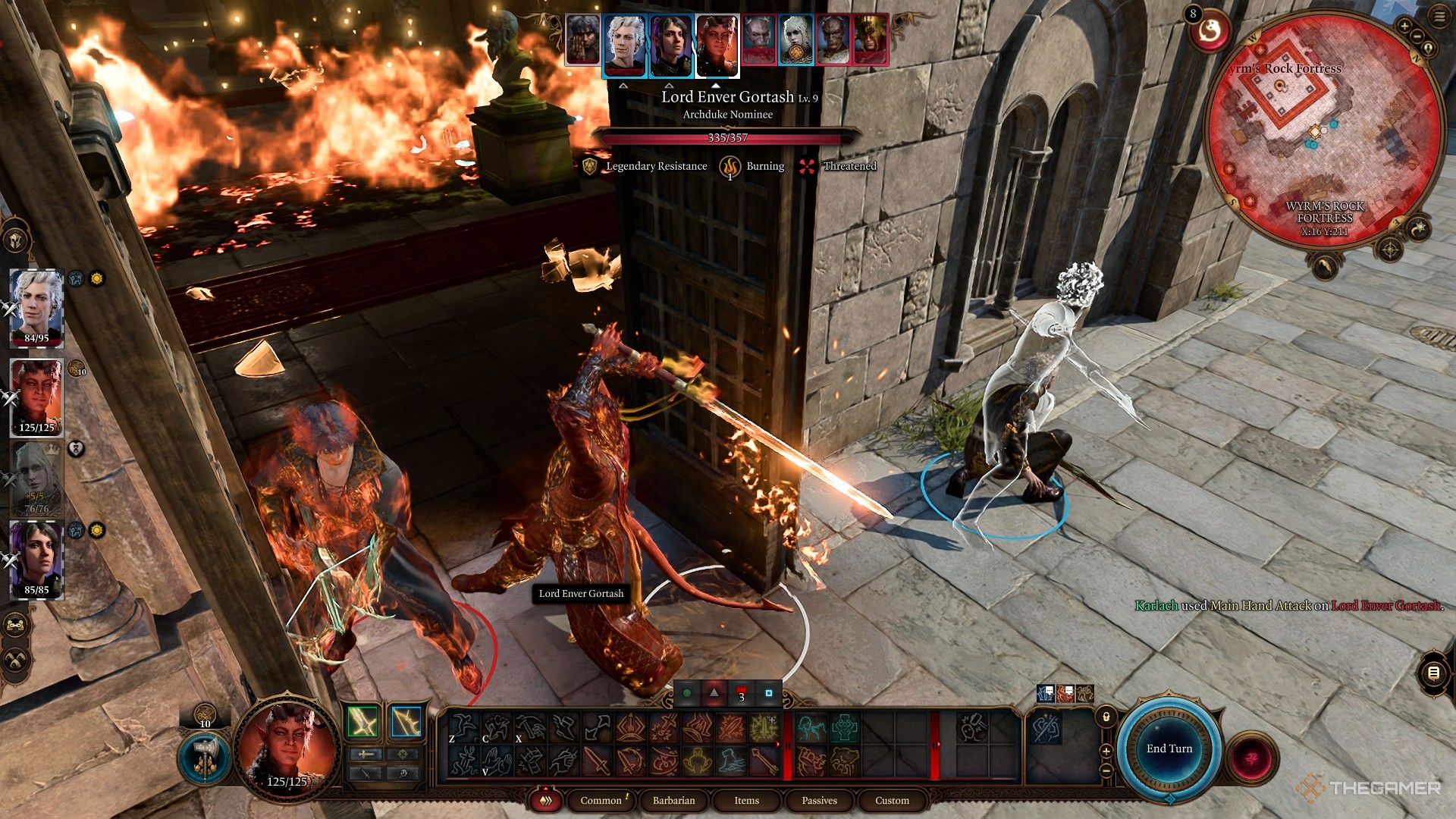 Karlach sostiene Flaming Sword sobre la cabeza en preparación para derribar a Enver Gortash en Baldur's Gate 3.