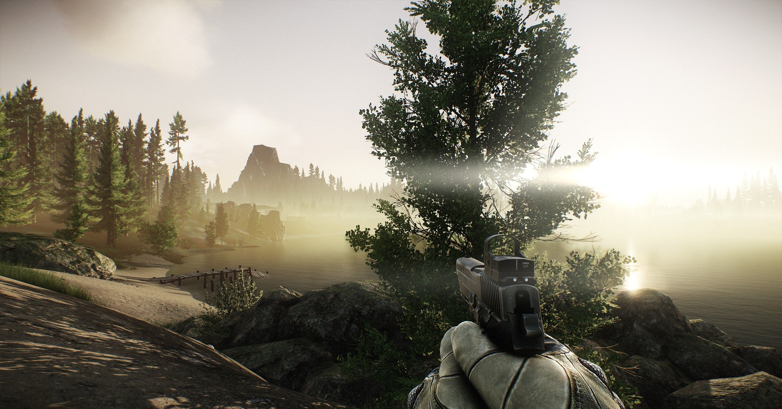 Jugando en el bosque con una pistola