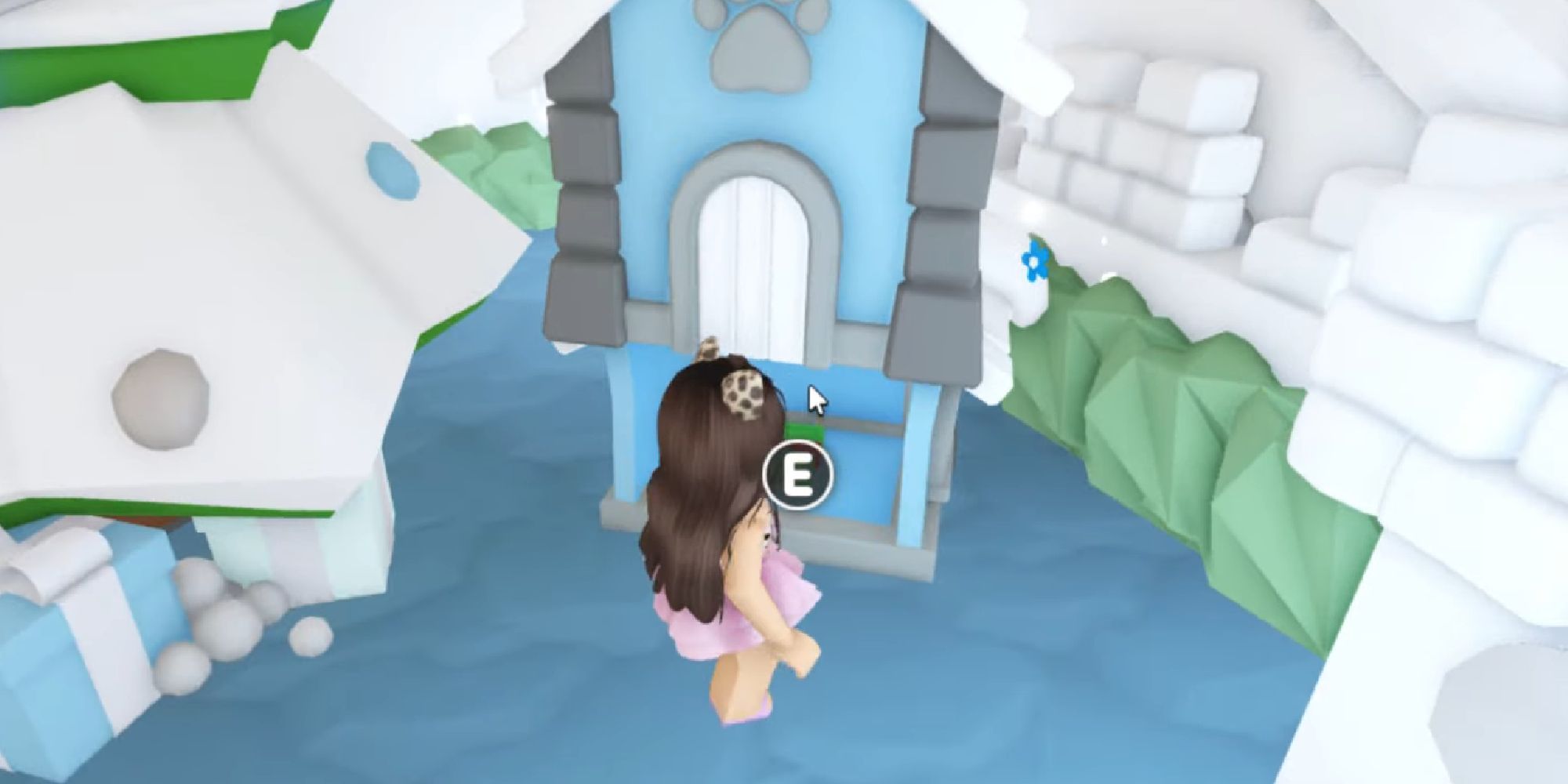 roblox adpot me acogedor señuelo casero instalado en casa con un jugador al lado