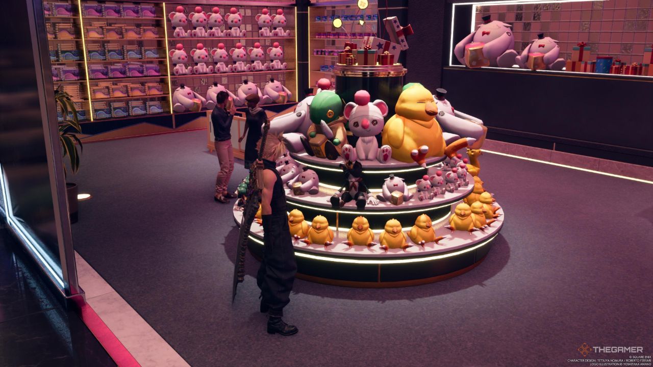 Cait Sith sentada entre los peluches en la tienda de regalos de Battle Square en Final Fantasy 7 Rebirth.