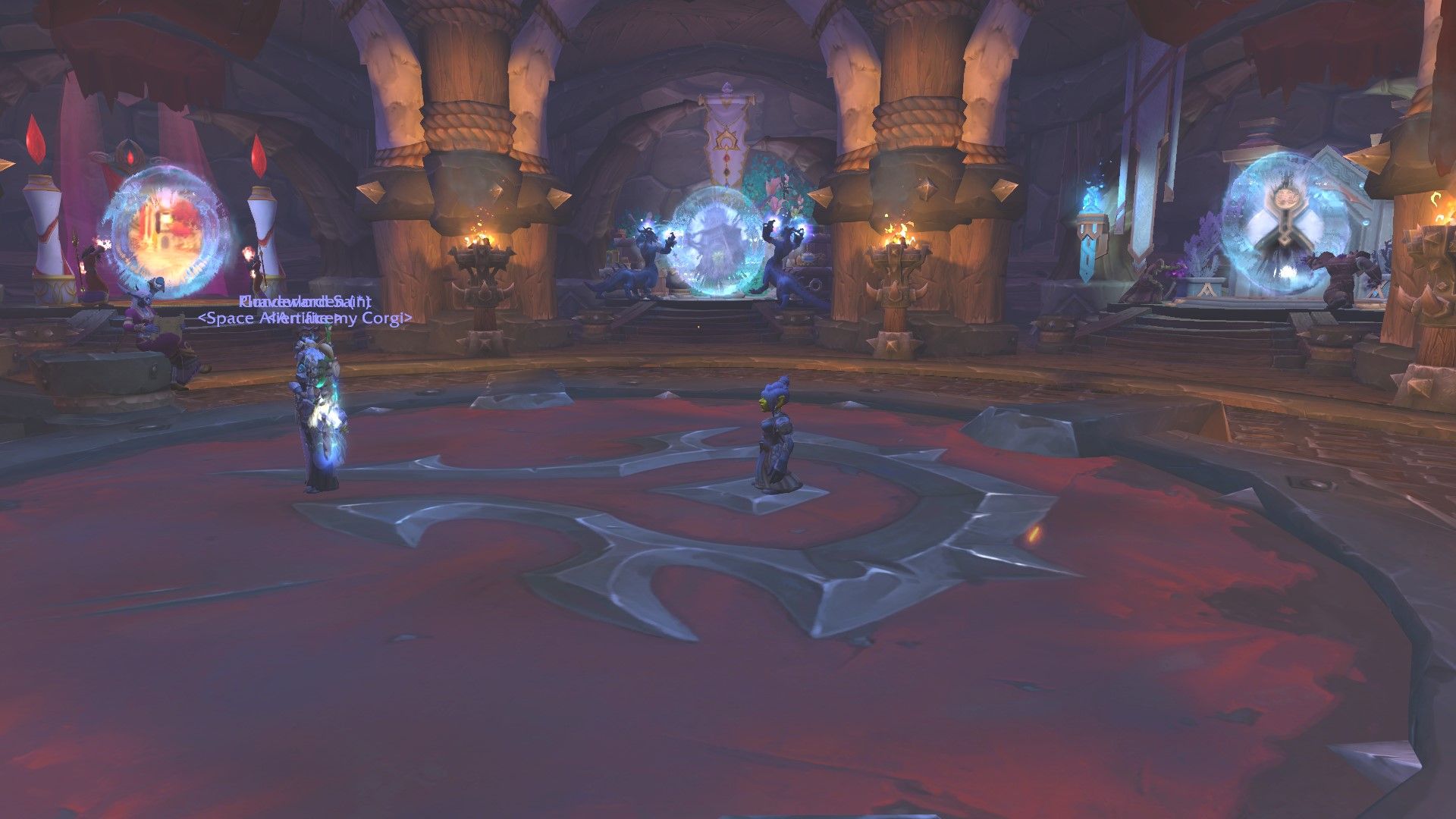 El portal de la Horda a Valdrakken en la Sala del Portal de Orgrimmar, flanqueado por dos guardianes del portal engendros de dragones azules.