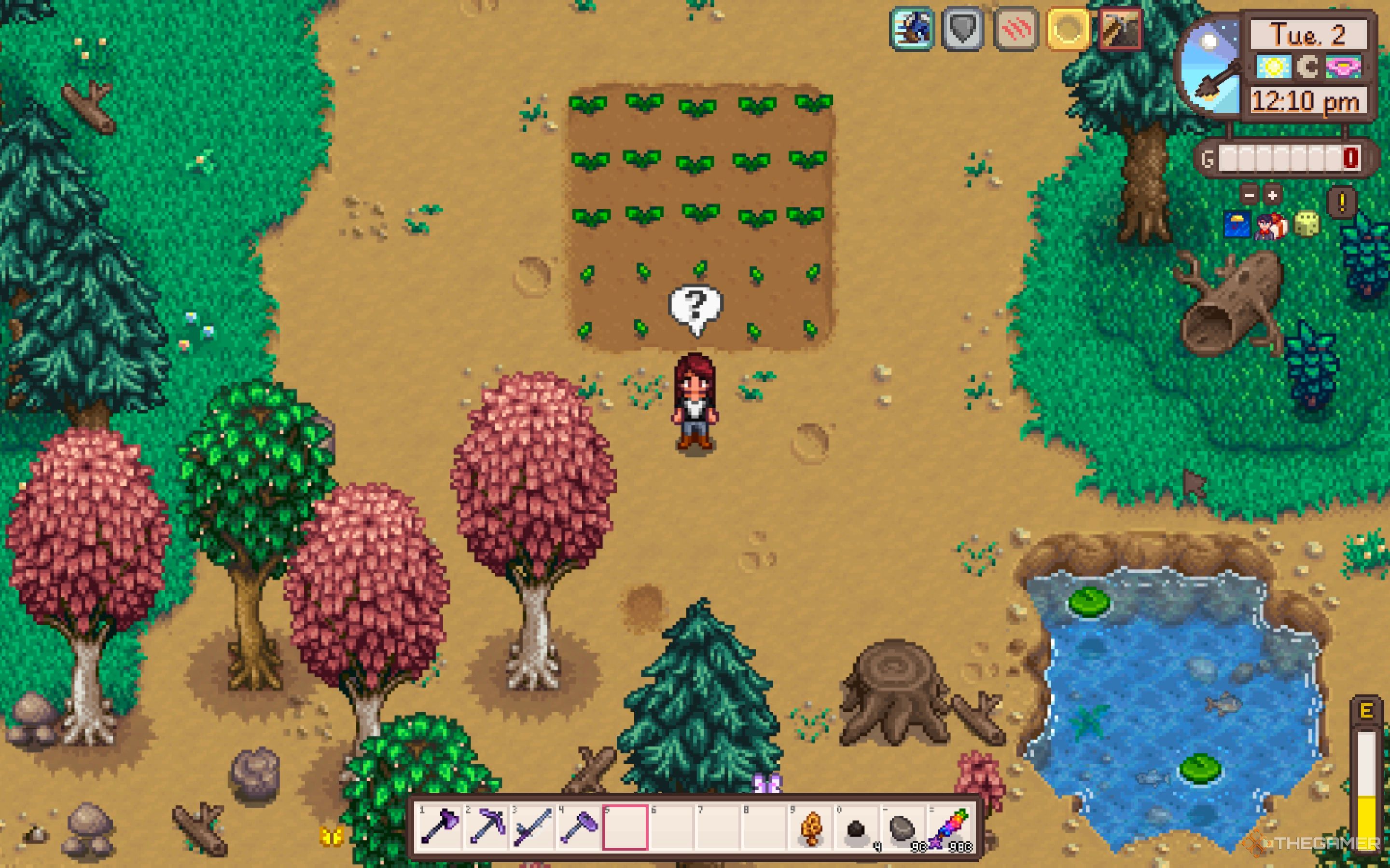 Granjero de Stardew Valley con un signo de interrogación en lo alto, parado frente a cultivos en crecimiento