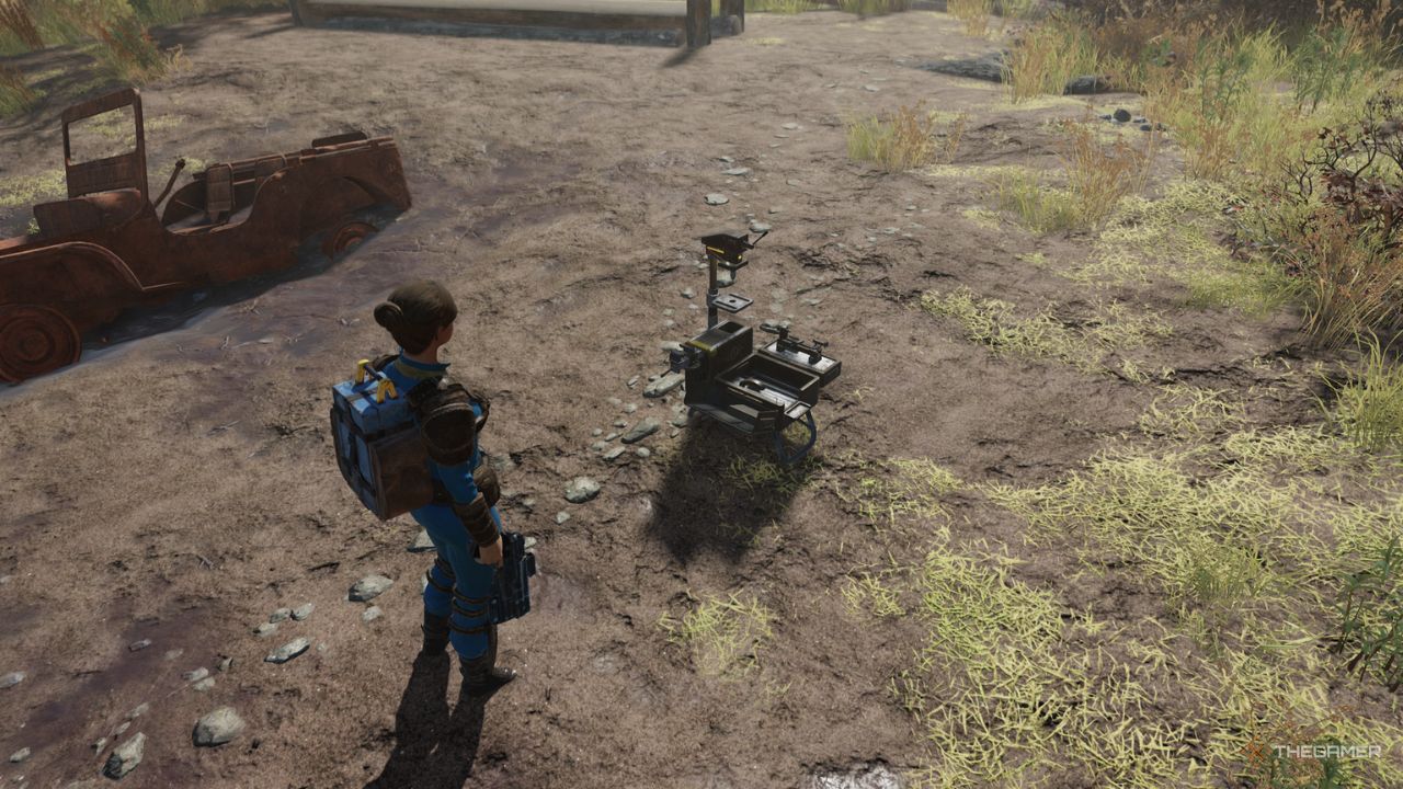 Un jugador parado cerca de su dispositivo CAMP colocado cerca de Gilman Lumber Mill Fallout 76.