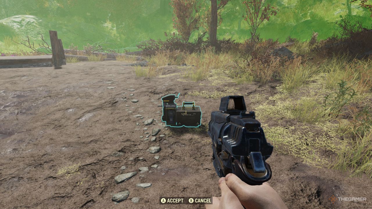 Un jugador moviendo su dispositivo CAMP por los campos cerca de Gilman Lumber Mill en Fallout 76.