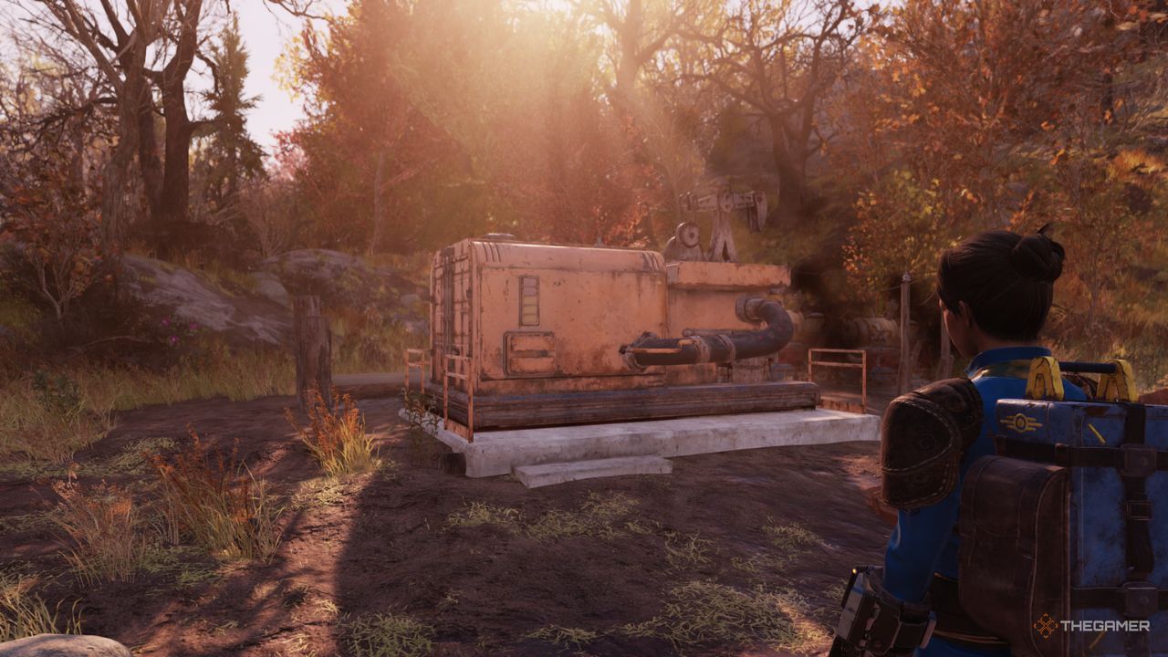 Un jugador parado cerca de un extractor de madera cerca del aserradero Gilman en Fallout 76.